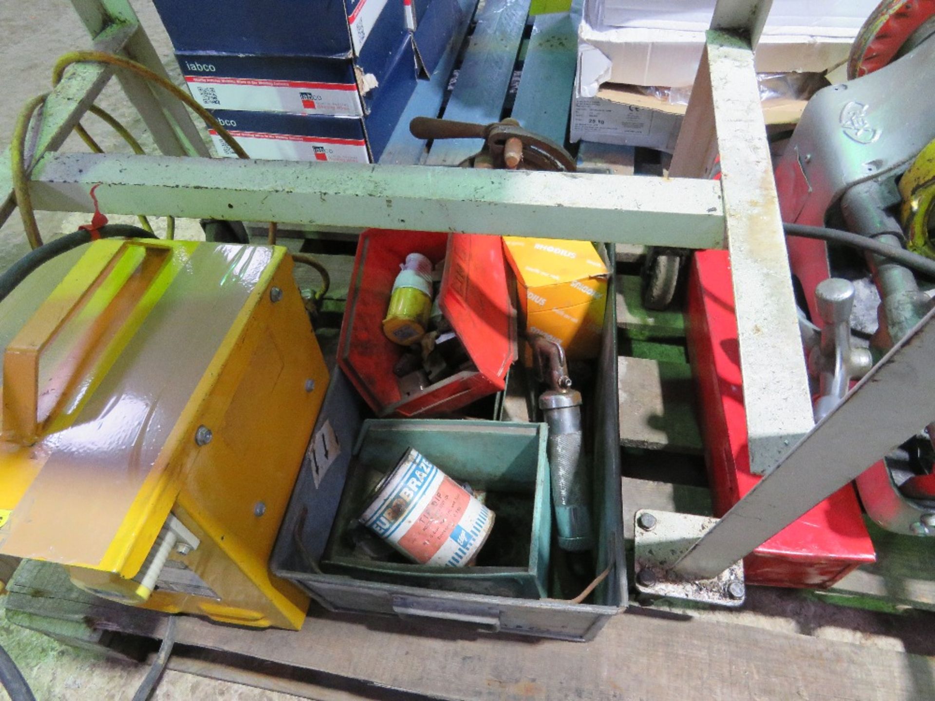 REX 110VOLT PIPE THREADER WITH TRANSFORMER, WHEELED TABLE AND TOOLING ETC AS SHOWN.....THIS LOT IS S - Image 4 of 9