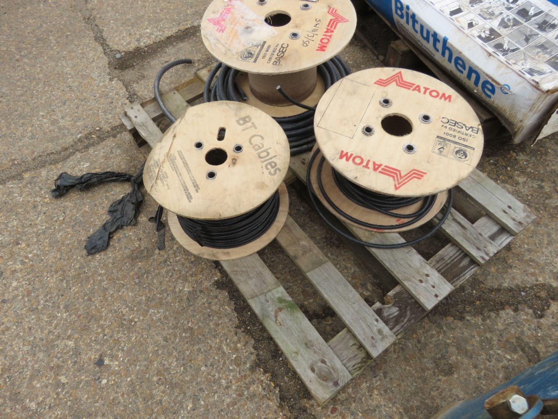 3 X PART ROLLS OF ARMOURED ELECTRICAL AND DATA CABLE......THIS LOT IS SOLD UNDER THE AUCTIONEERS MAR - Image 5 of 5