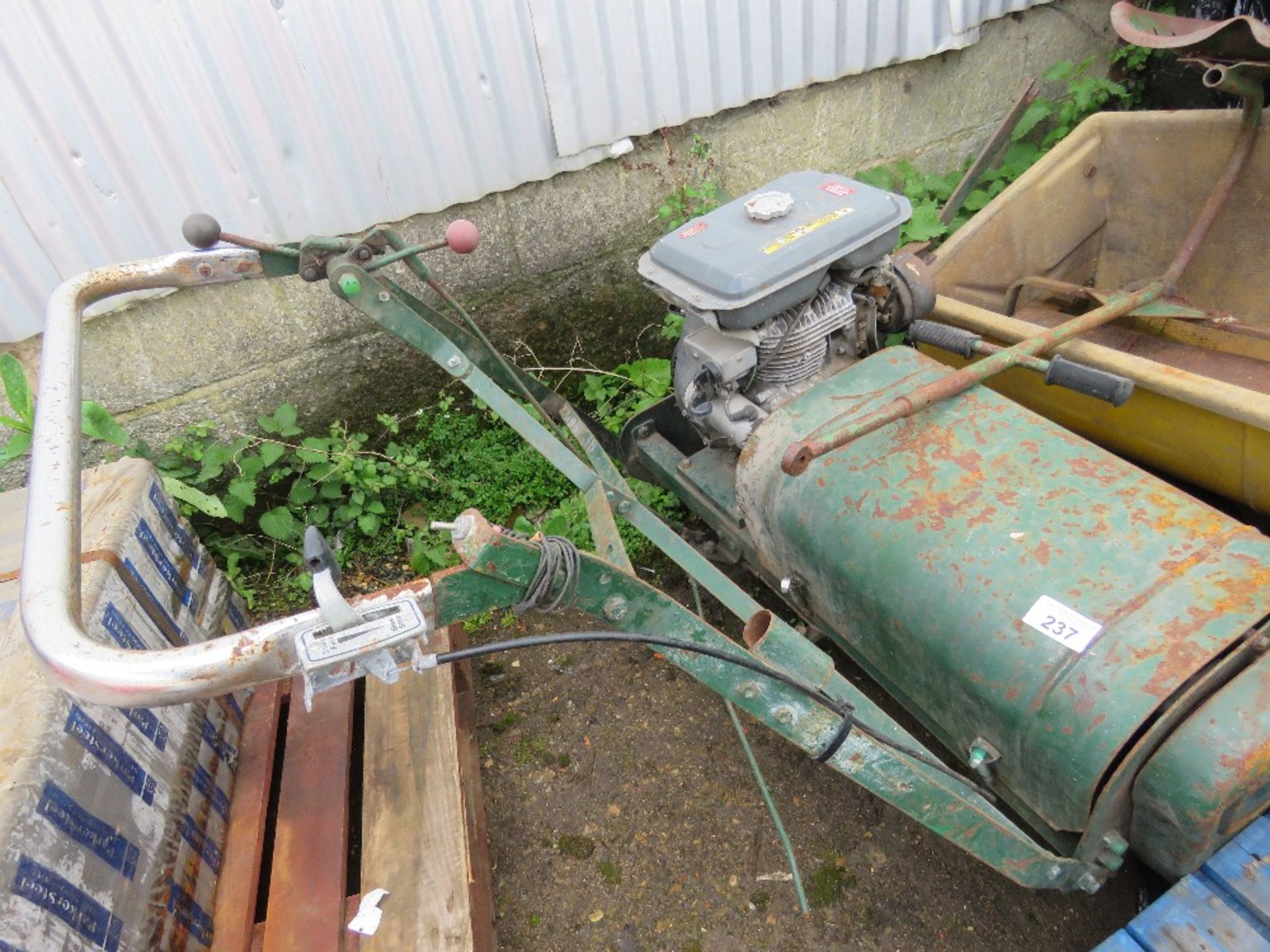 LARGE CYLINDER MOWER WITH SEAT AND COLLECTOR. KUBOTA GS300 ENGINE FITTED. - Image 3 of 7