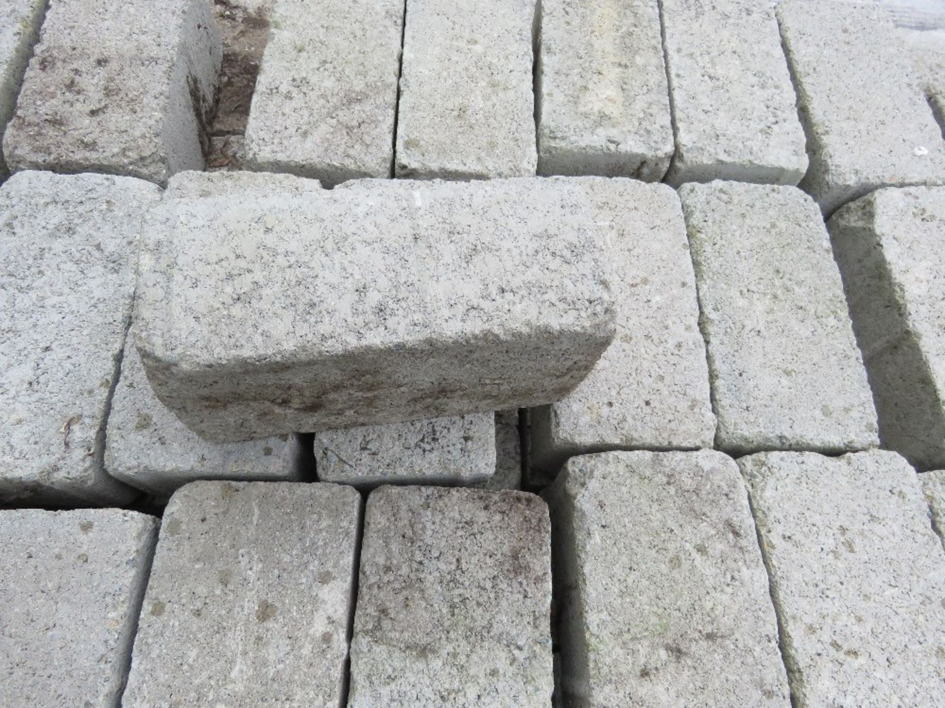 2 X PALLETS OF LIGHT GREY BLOCK PAVERS.....THIS LOT IS SOLD UNDER THE AUCTIONEERS MARGIN SCHEME, THE - Image 4 of 10