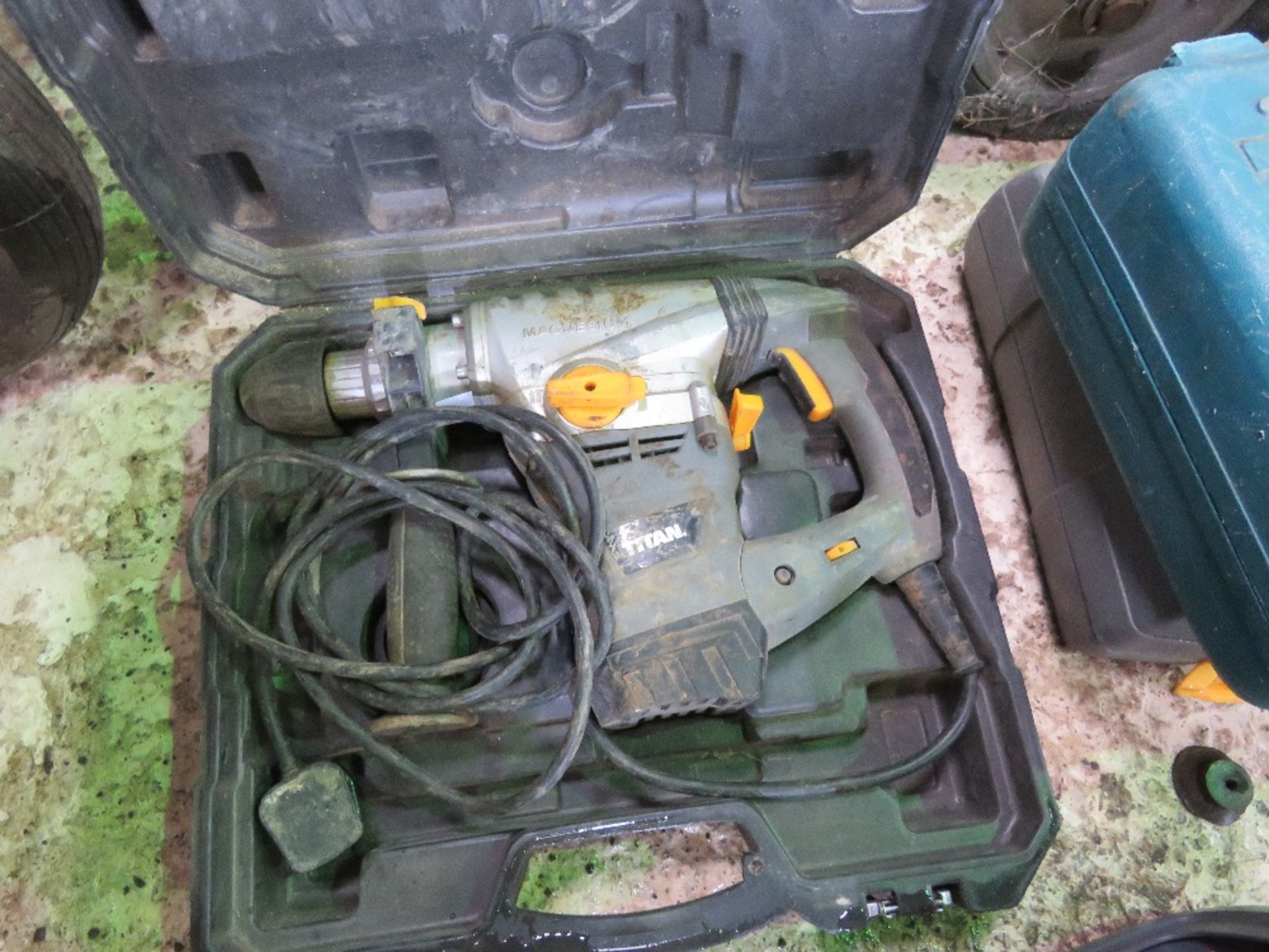 JUMP STARTER SET PLUS A 240VOLT BREAKER DRILL.....THIS LOT IS SOLD UNDER THE AUCTIONEERS MARGIN SCHE - Image 5 of 6