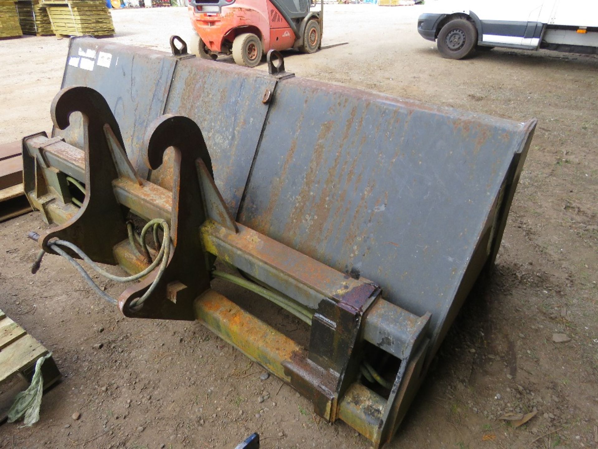 STRIMECH TOE TIP BUCKET, 2.4M WIDTHA PPROX, HEAVY DUTY BRACKETS FITTED. APPEARS LITTLE USED.....THIS - Image 4 of 7