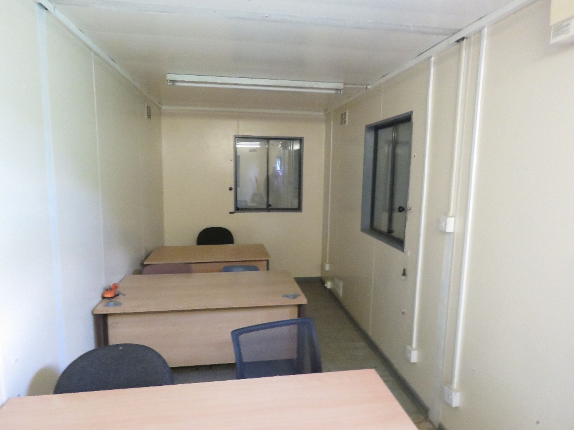 PORTABLE SITE OFFICE 32FT X 10FT APPROX WITH CENTRAL CORRIDOR AND 2 CLASSROOMS/OFFICES AS SHOWN.. IN - Image 4 of 9