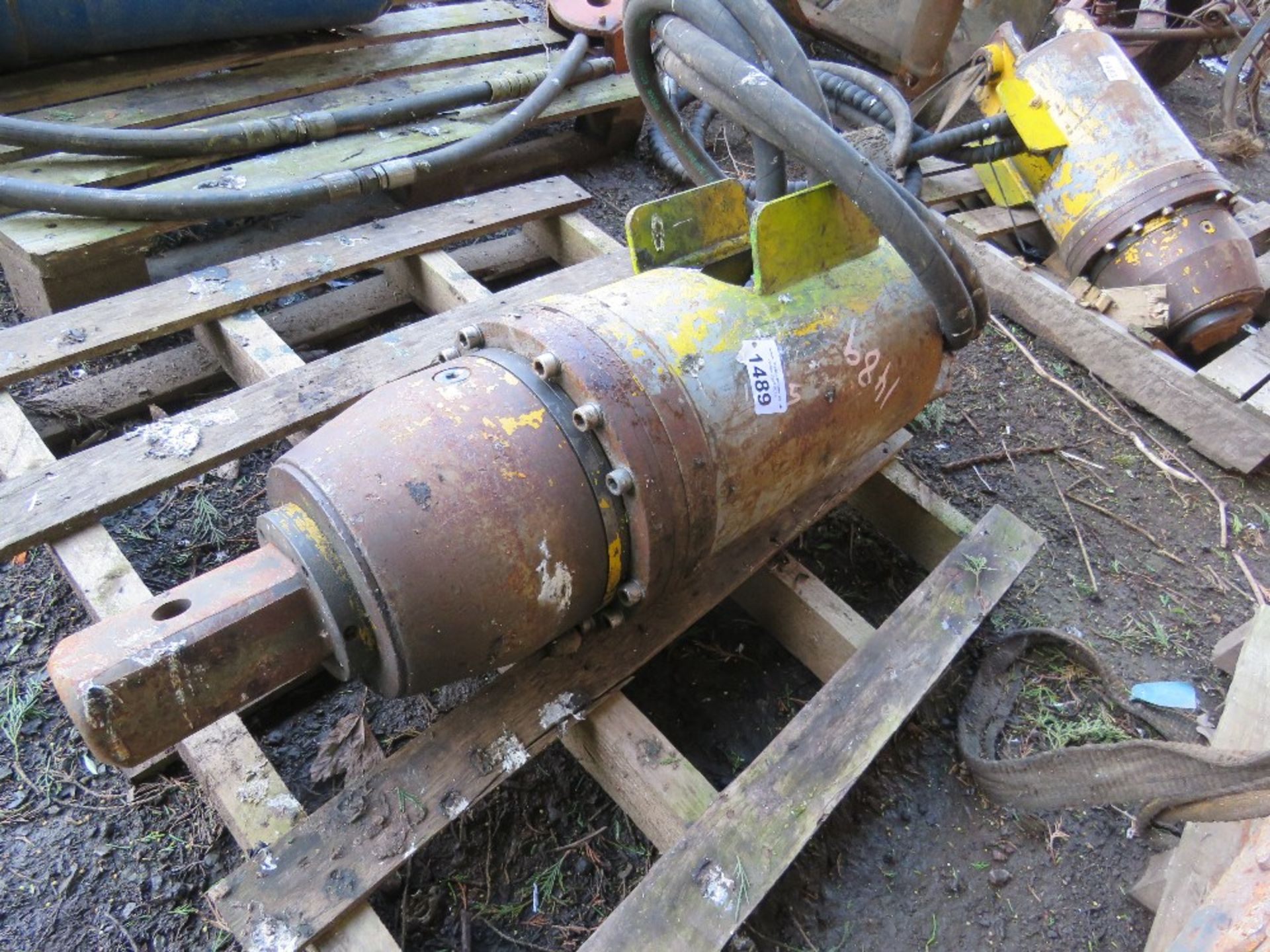 LARGE SIZED EXCAVATOR MOUNTED AUGER DRIVE HEAD. 75MM SQUARE DRIVE HEAD, 45MM TOP PIN SIZE APPROX. - Image 2 of 4