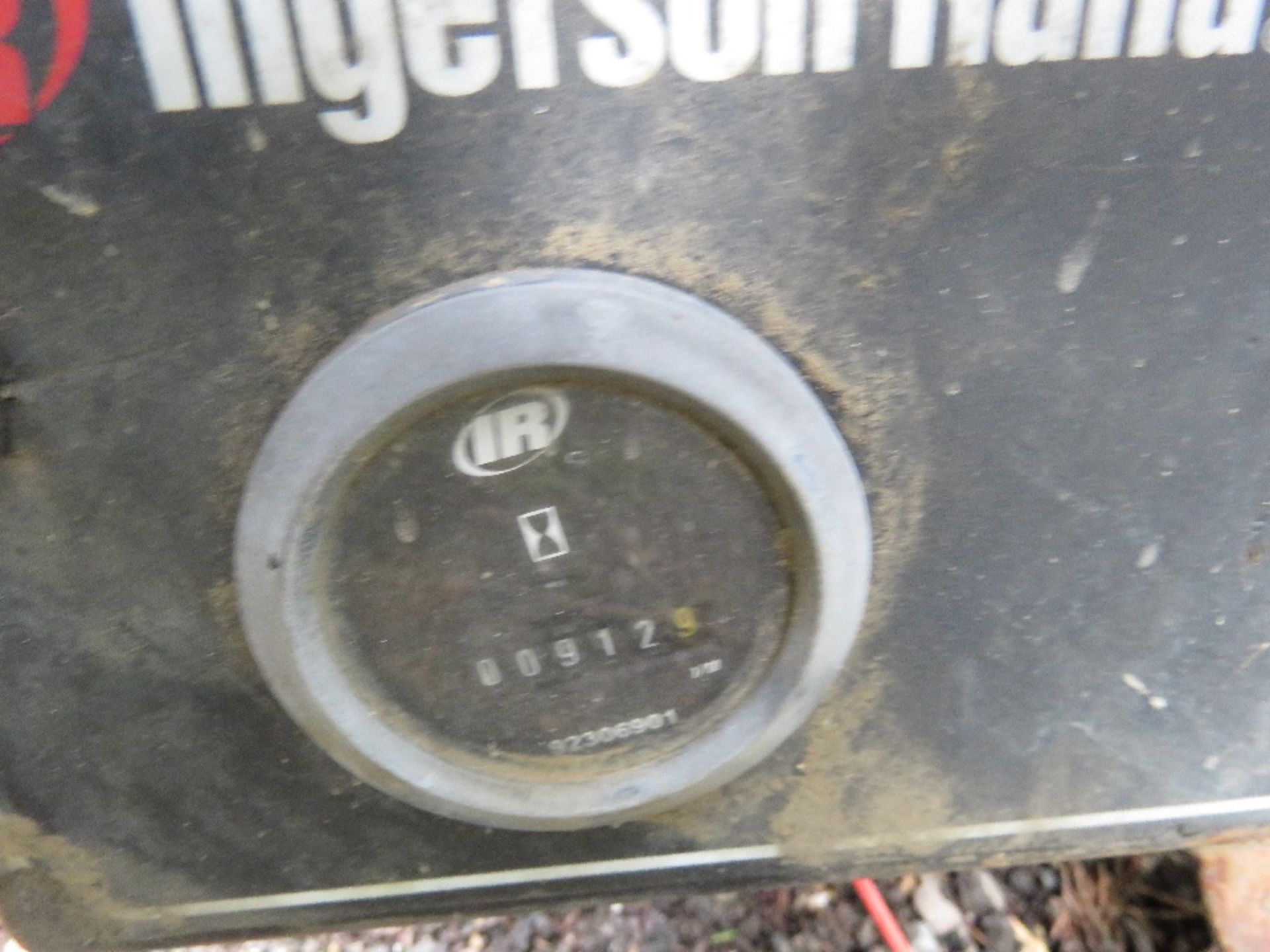 INGERSOLL RAND 720 TOWED ROAD COMPRESSOR. KUBOTA ENGINE. BEEN IN LONG TERM STORAGE, UNTESTED, CONDIT - Image 7 of 10