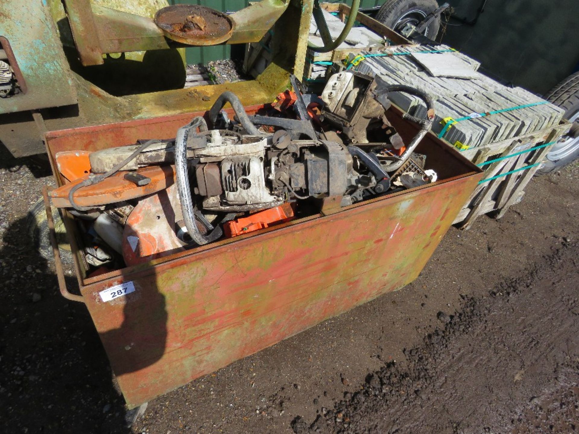 STILLAGE CONTAINING STIHL TYPE CUT OFF SAW SPARES. - Bild 2 aus 4