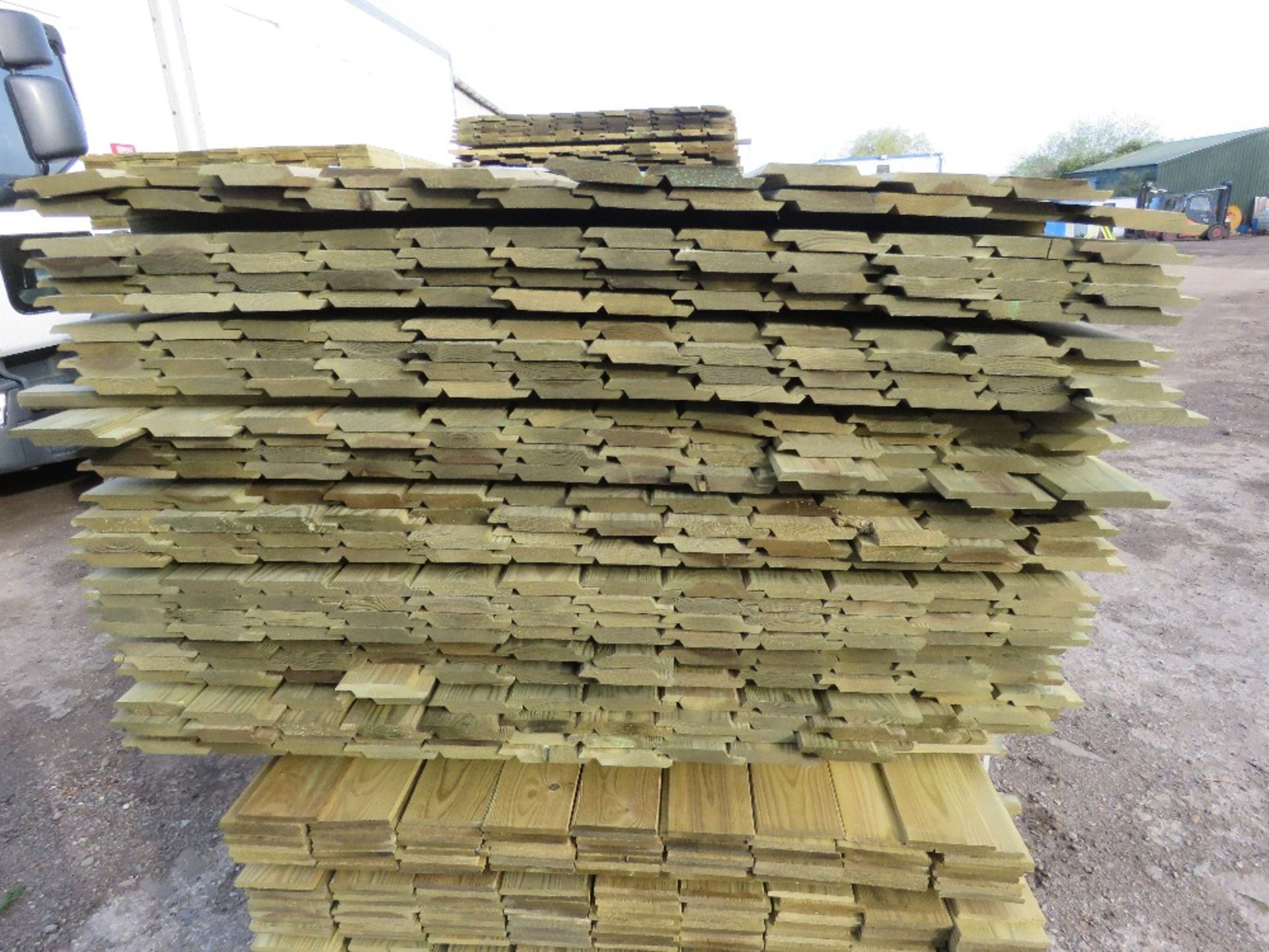 LARGE PACK OF PRESSURE TREATED SHIPLAP TYPE TIMBER CLADDING BOARDS. 1.73M LENGTH X 100MM WIDTH APPRO - Bild 2 aus 3