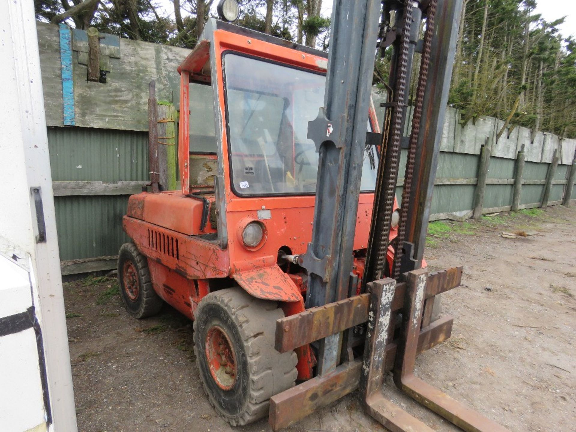 LINDE 6 TONNE DIESEL ENGINED FORKLIFT TRUCK WITH 7FT TINES FITTED. WHEN TESTED WAS SEEN TO RUN, DRIV - Image 3 of 12