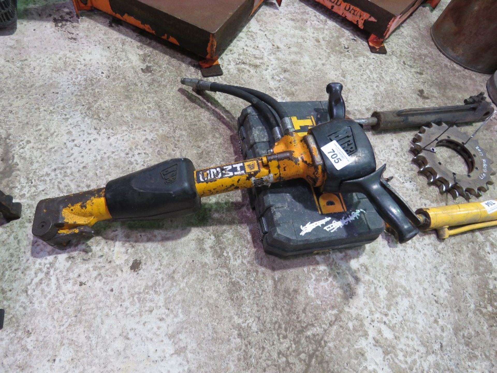 JCB HM25 HYDRAULIC BREAKER GUN PLUS A DEWALT 110VOLT DRILL.......THIS LOT IS SOLD UNDER THE AUCTIONE