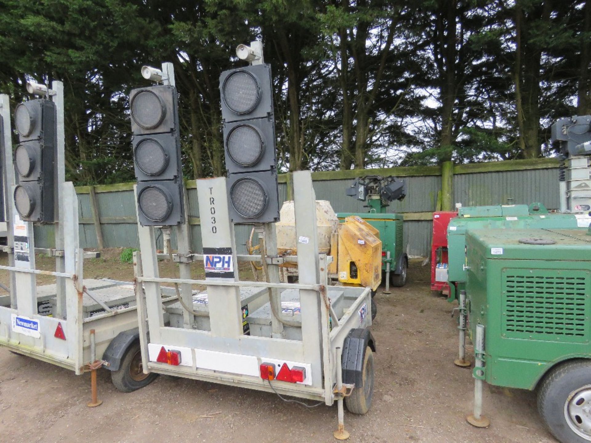 TRAFFIC LIGHT TRAILER AND LIGHTS (NO BATTERIES) INCLUDING A CHARGER UNIT.