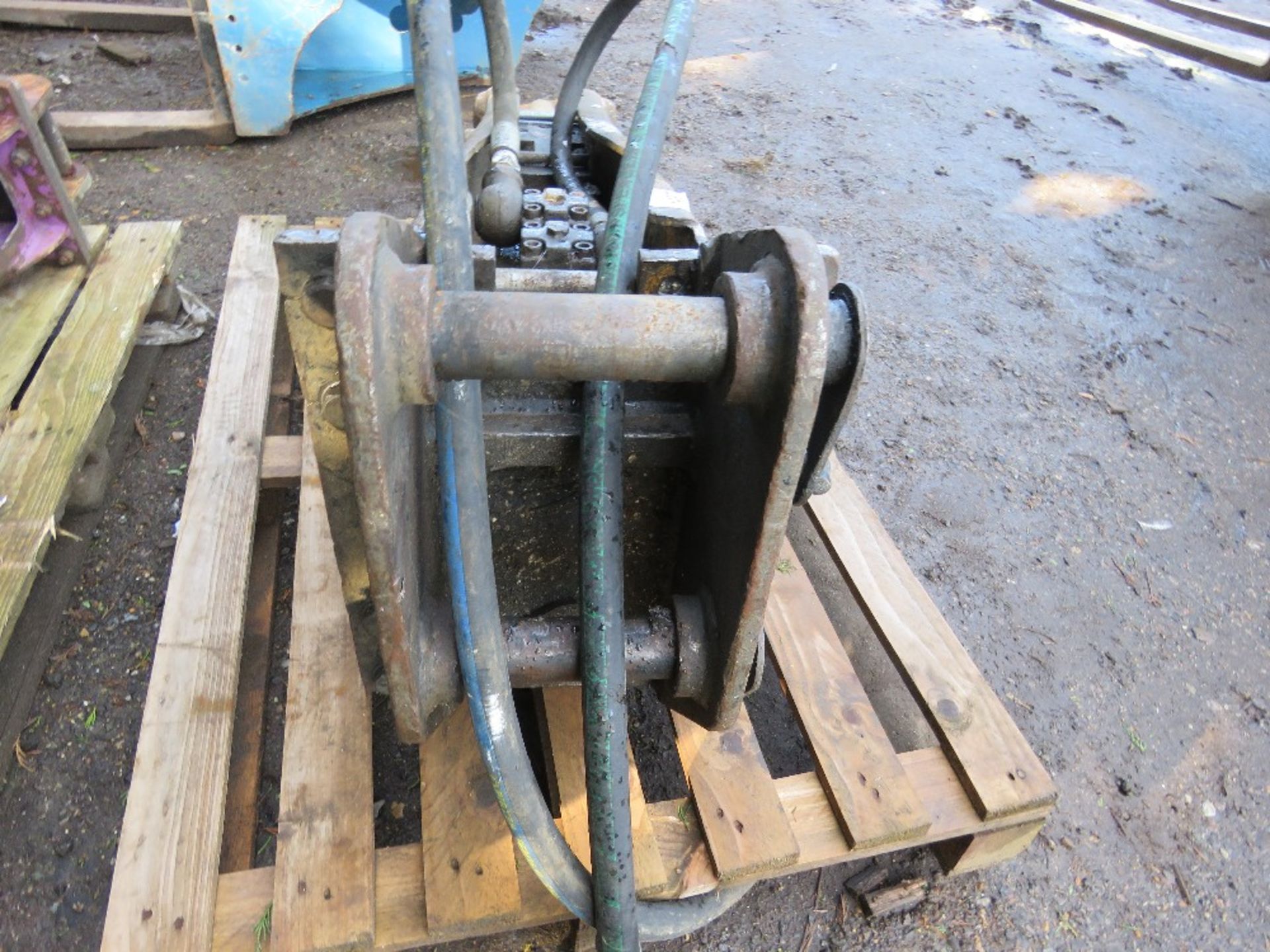 INDECO EXCAVATOR MOUNTED BREAKER ON 45MM PINS, 60MM BREAKER CHISEL WIDTH APPROX. - Image 3 of 5