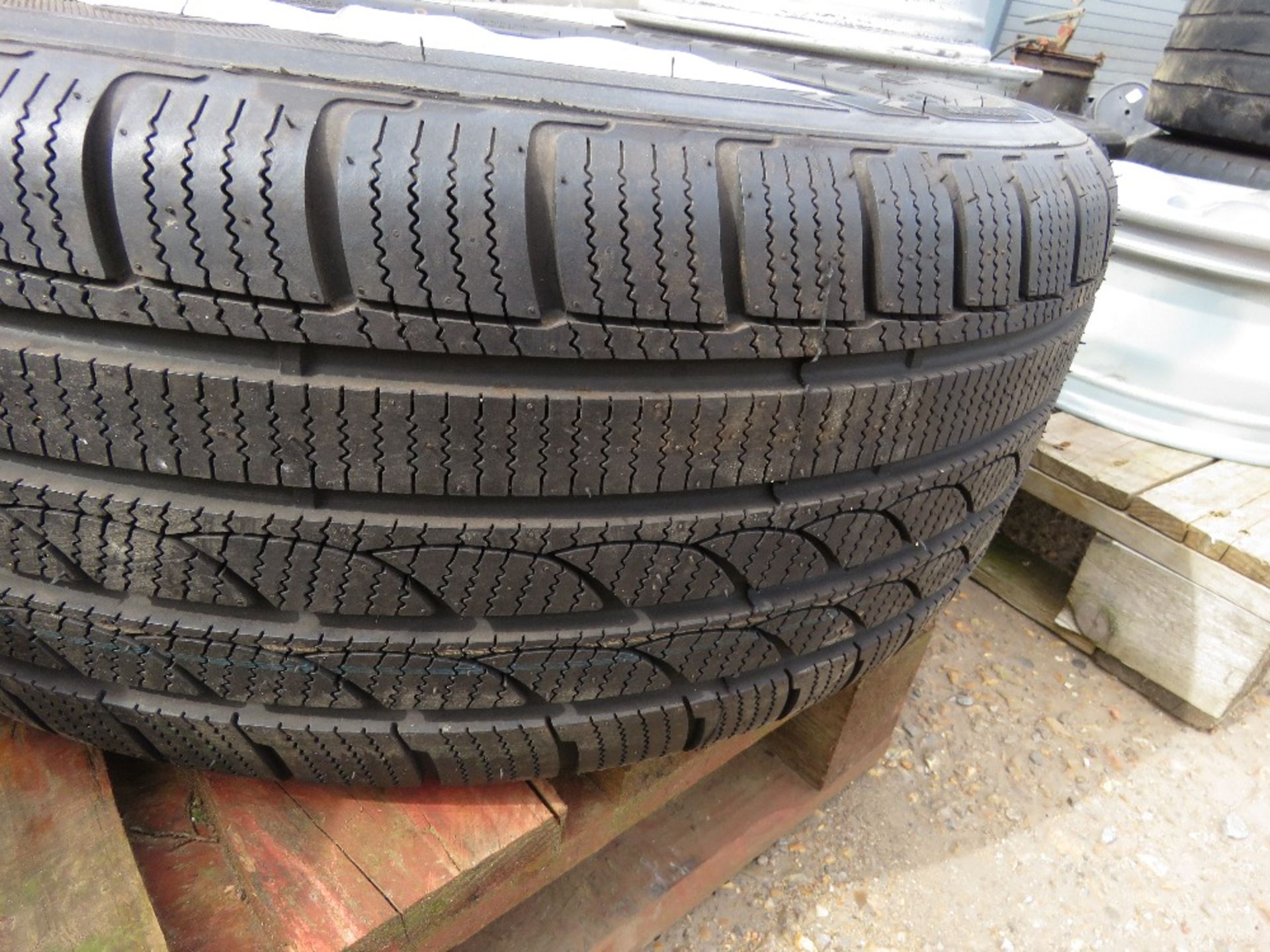 SET OF VW 235/55R17 SNOW TYRES ON ALLOY RIMS. - Image 3 of 5