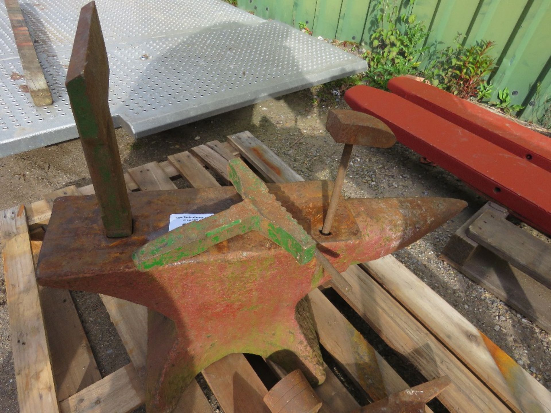 BLACKSMITH'S ANVIL, 70CM OVERALL LENGTH APPROX PLUS A RANGE OF TOOLING AS SHOWN.....THIS LOT IS SOLD - Bild 6 aus 6