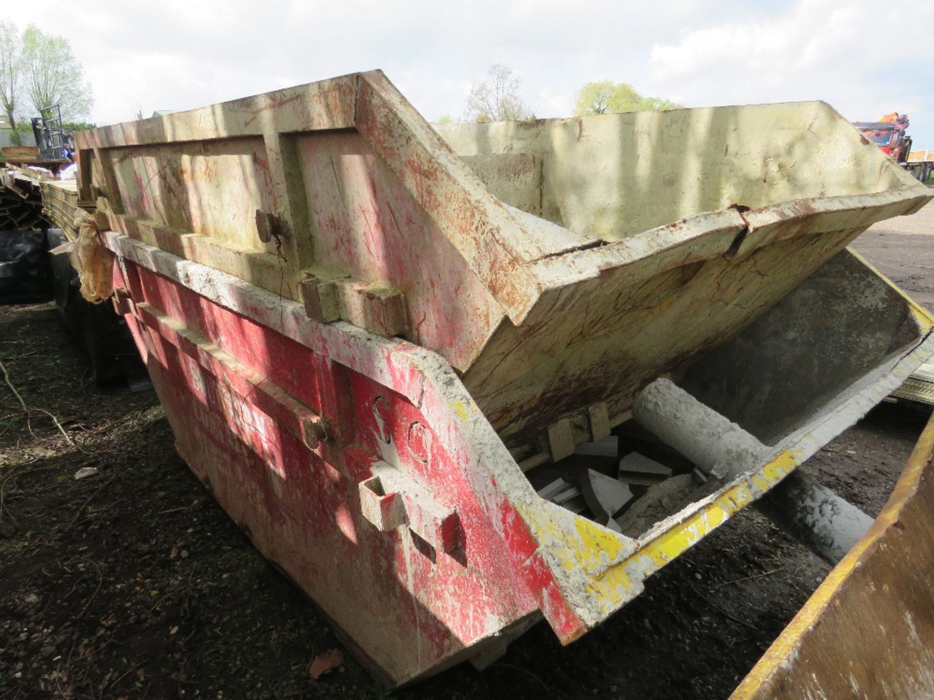 2NO CHAIN LIFT WASTE SKIPS, 8 YARD CAPACITY APPROX. SOURCED FROM COMPANY LIQUIDATION. - Image 3 of 7