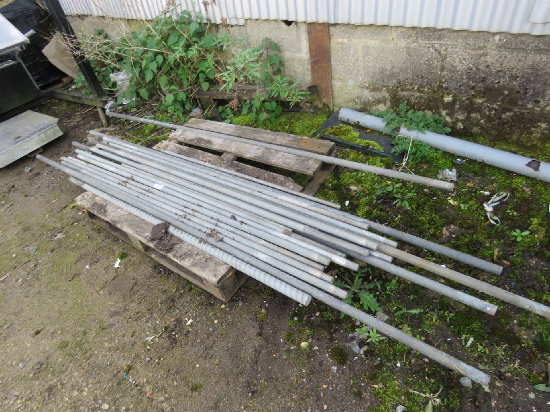PALLET CONTAINING HEAVY DUTY GALVANISED STEEL RODS 4FT - 10FT APPROX.....THIS LOT IS SOLD UNDER THE