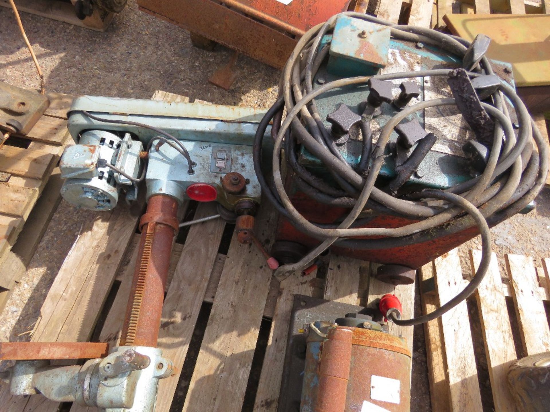 OIL FILLED ARC WELDER, PUMP AND A PILLAR DRILL. - Image 2 of 3