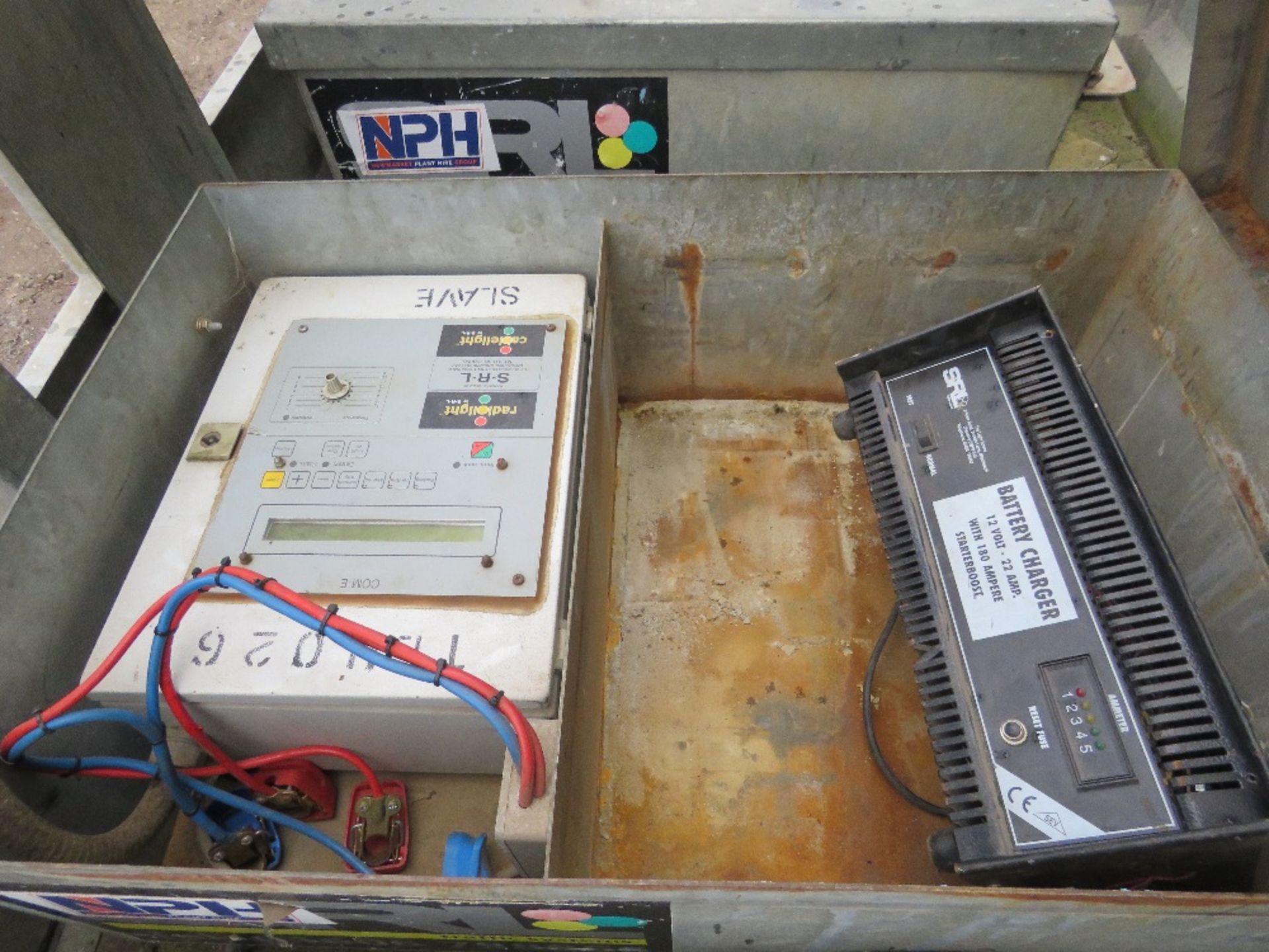 TRAFFIC LIGHT TRAILER AND LIGHTS (NO BATTERIES) INCLUDING A CHARGER UNIT. - Image 7 of 9