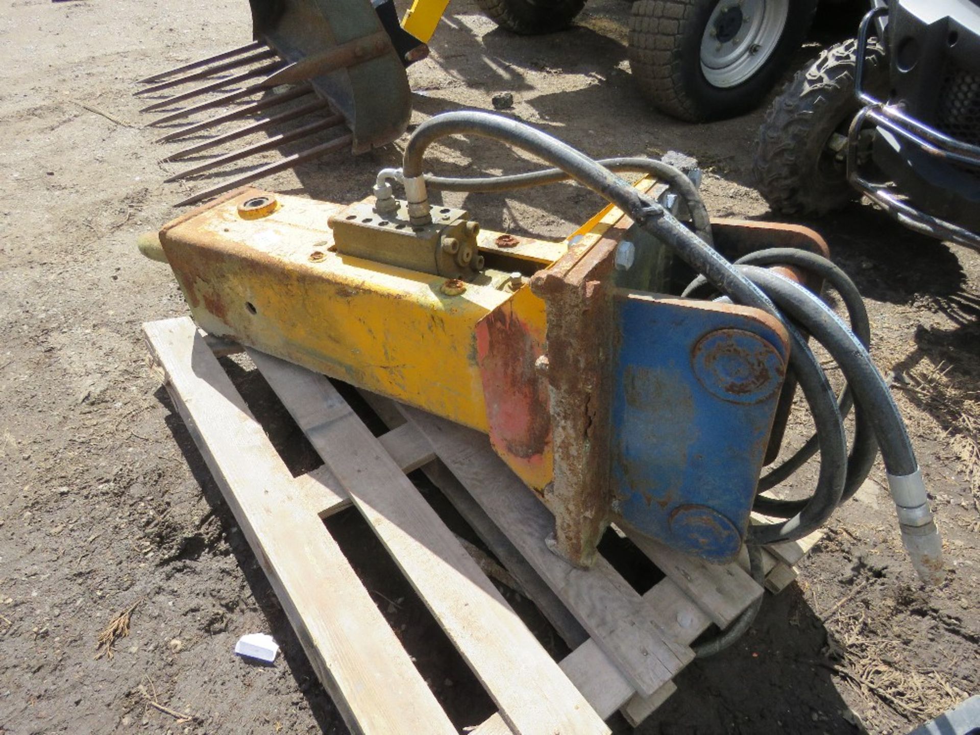 HYDRAULIC EXCAVATOR MOUNTED BREAKER ON 60MM PINS. - Image 2 of 4