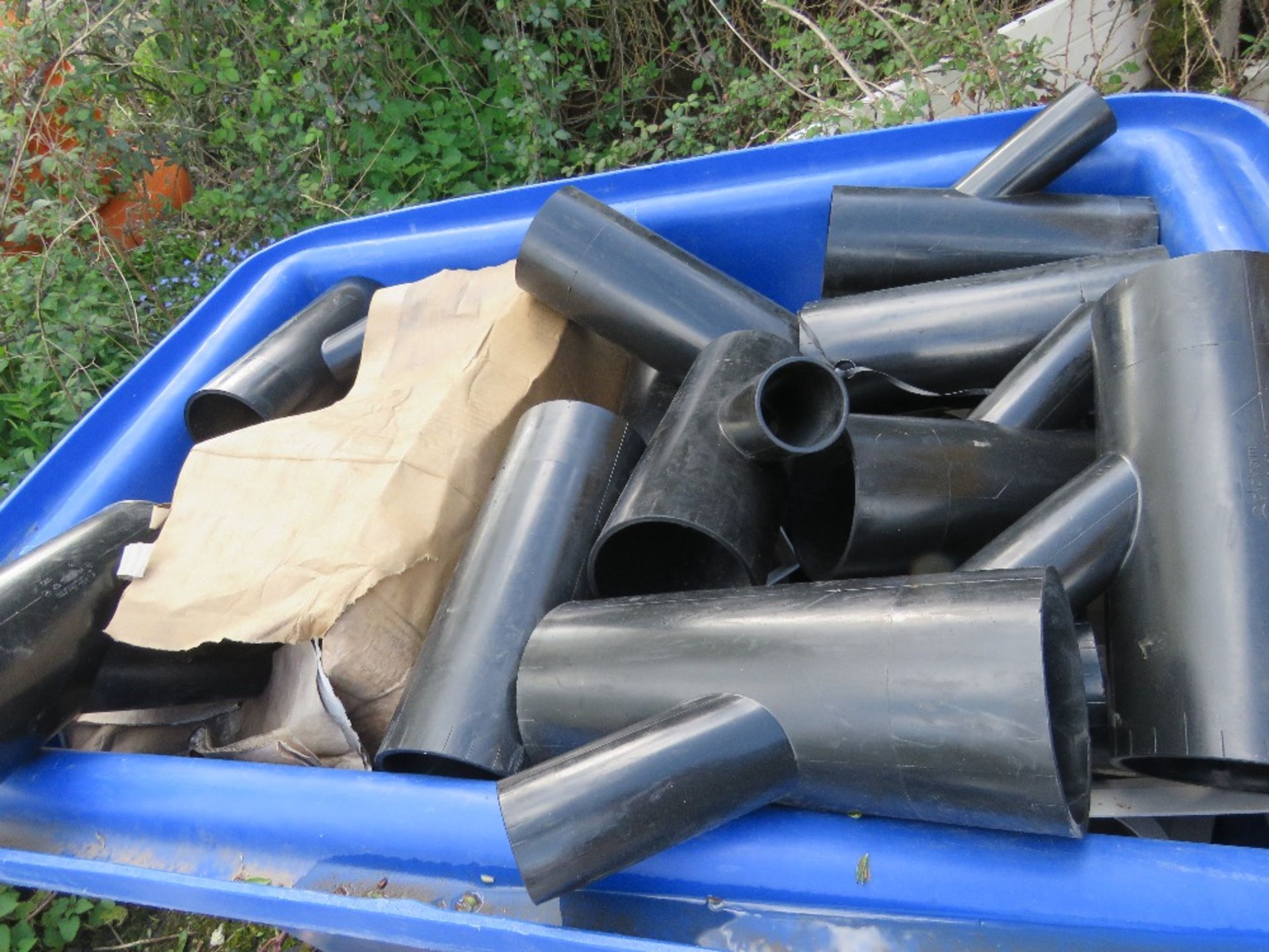 3 X BULK BAGS/BIN OF ASSORTED PLASTIC PIPE FITTINGS. - Image 8 of 8