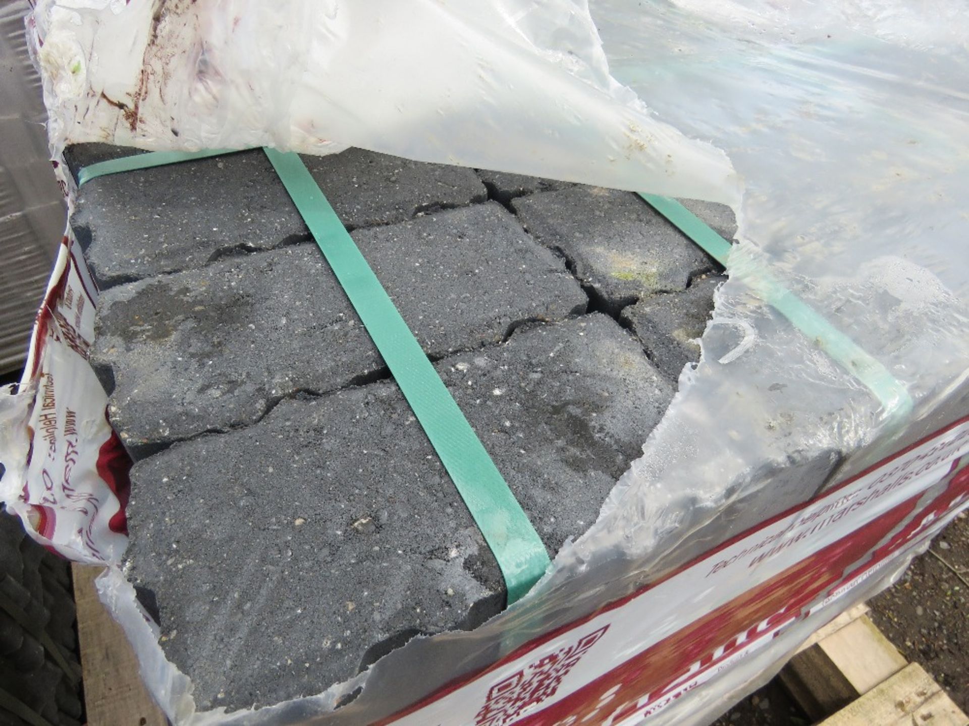 2NO PACKS OF MARSHALL PRIORA CHARCOAL BLOCK PAVERS 200X100X80MM. SOURCED FROM COMPANY LIQUIDATION. - Image 7 of 7