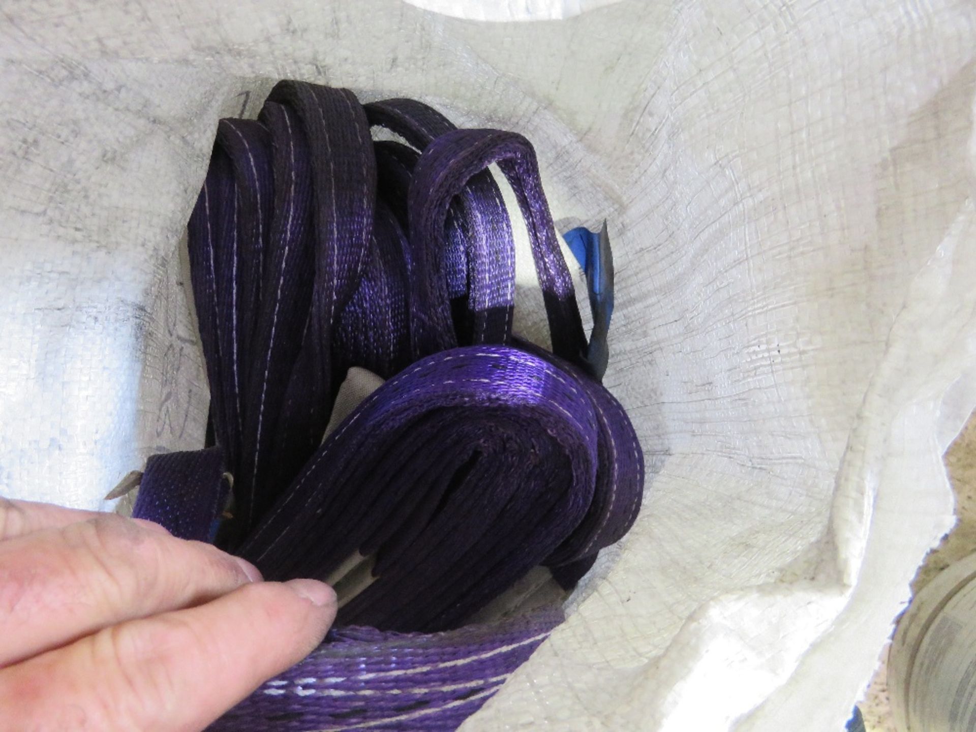 BOX PLUS 2NO BAGS OF ASSORTED LIFTING STRAPS/SLINGS,UNUSED, RATED AS SHOWN IN THE IMAGES. - Image 6 of 9