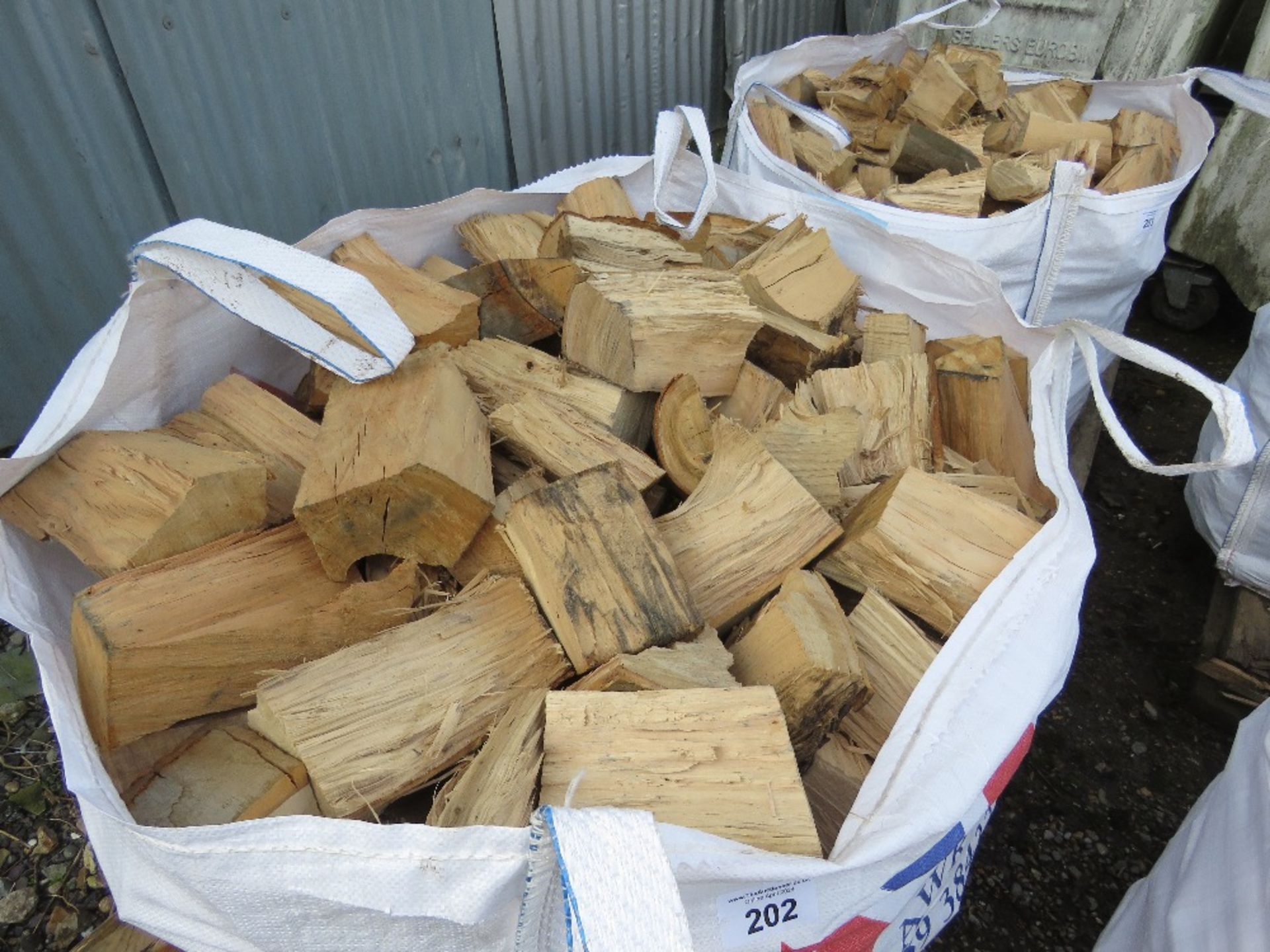 BULK BAG CONTAINING MAINLY HARDWOOD FIREWOOD LOGS.....THIS LOT IS SOLD UNDER THE AUCTIONEERS MARGIN - Bild 2 aus 2