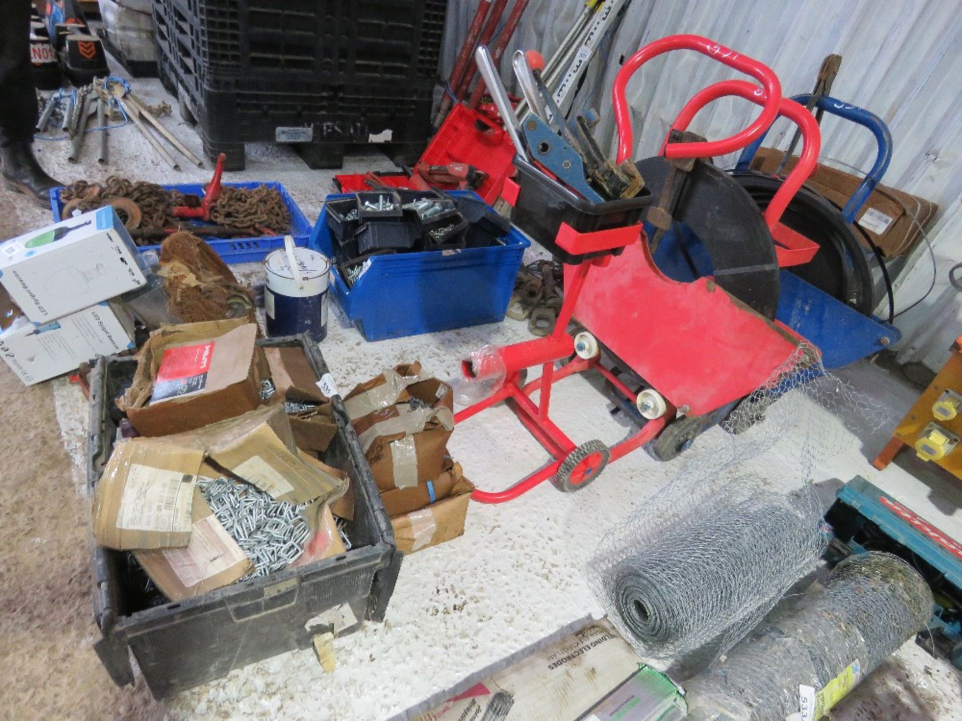 LARGE QUANTITY OF BANDING ITEMS: 3NO TROLLEYS, 5NO PLIERS, LARGE QUANTITY OF BAND AND CLIPS AS SHOWN