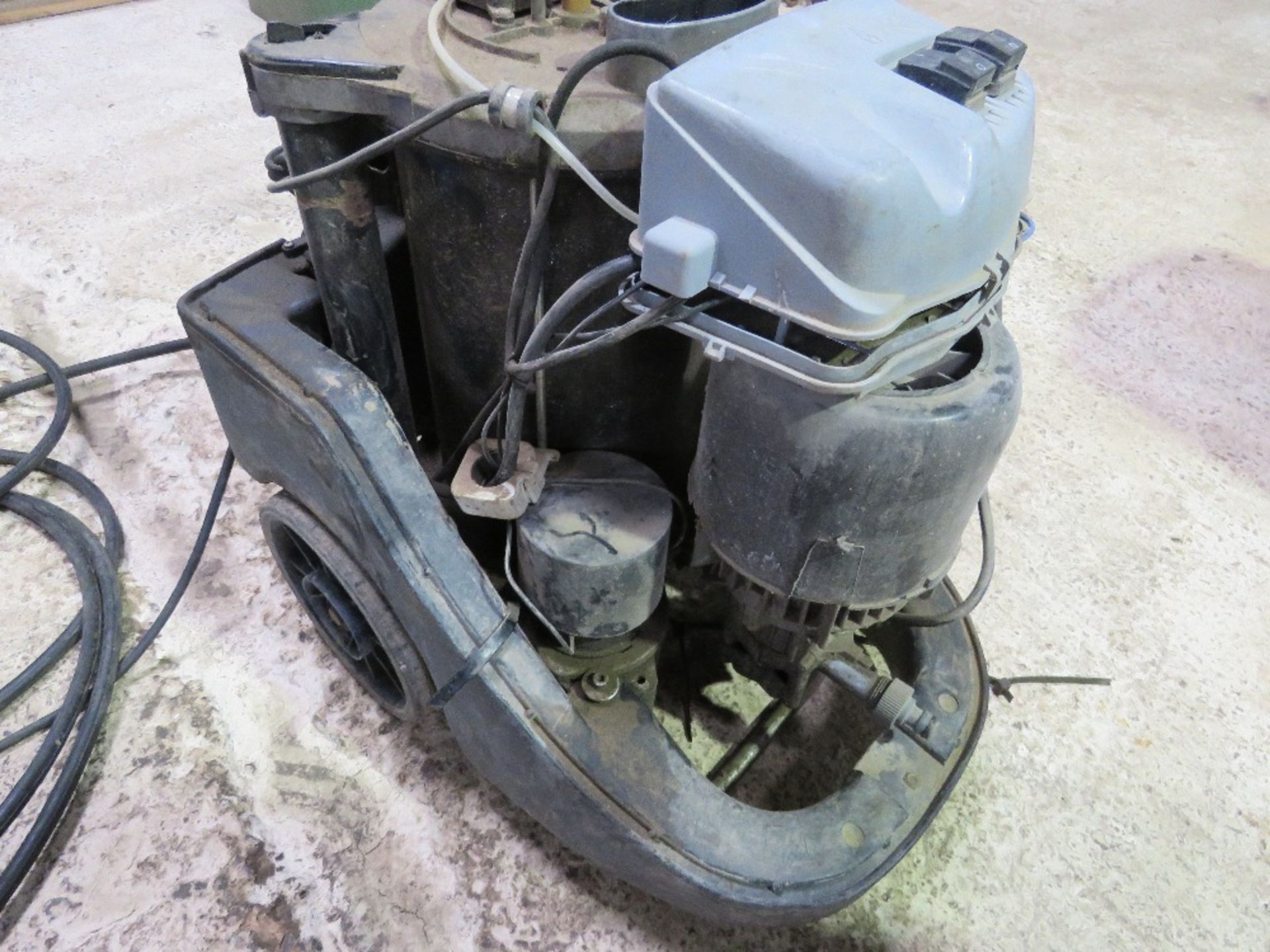PRESSURE WASHER, 240VOLT POWERED. - Image 3 of 5
