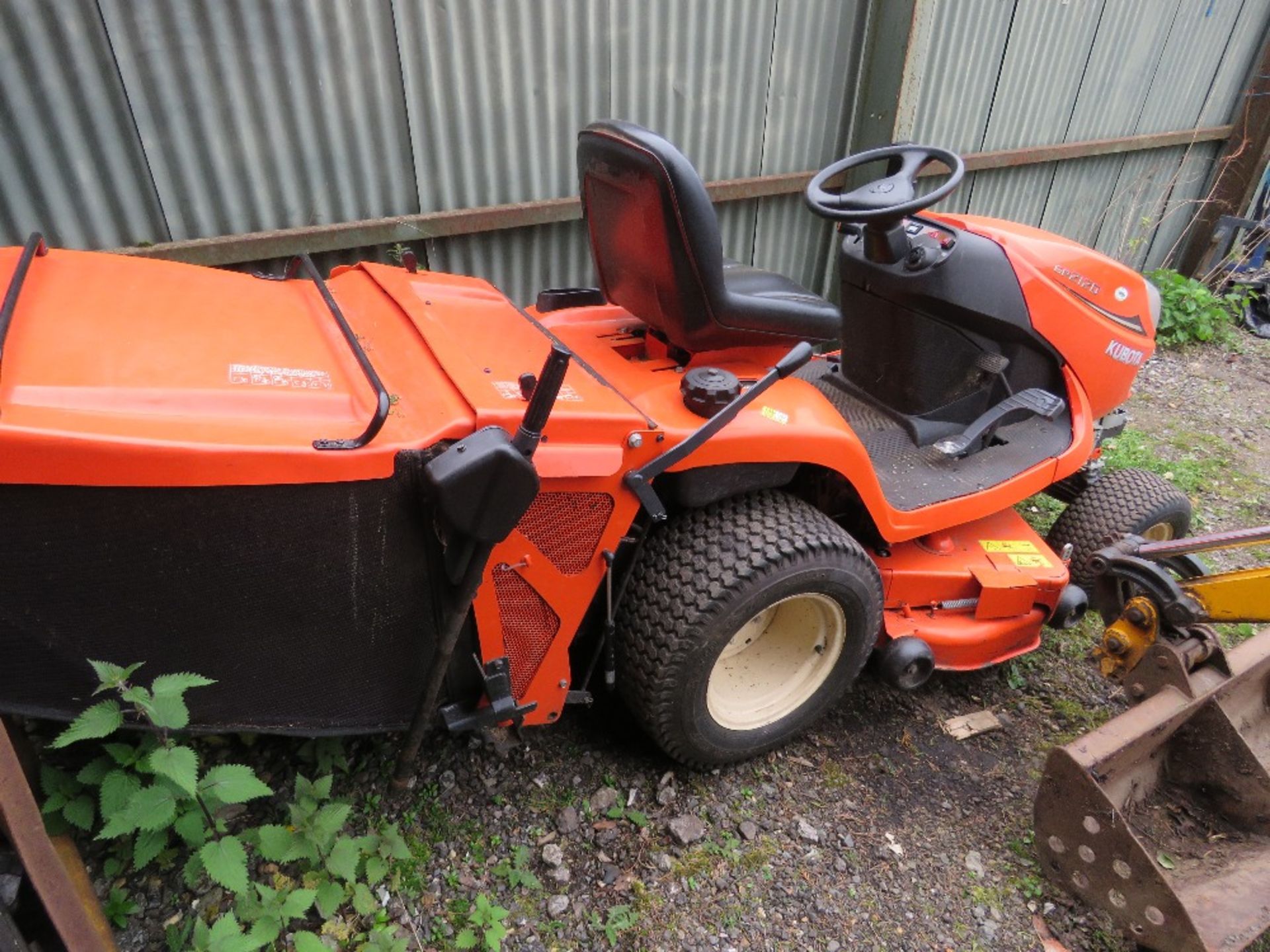 BID INCREMENT NOW £100!! KUBOTA GR2120 DIESEL ENGINED MOWER WITH REAR COLLECTOR, 4WD. - Image 4 of 11