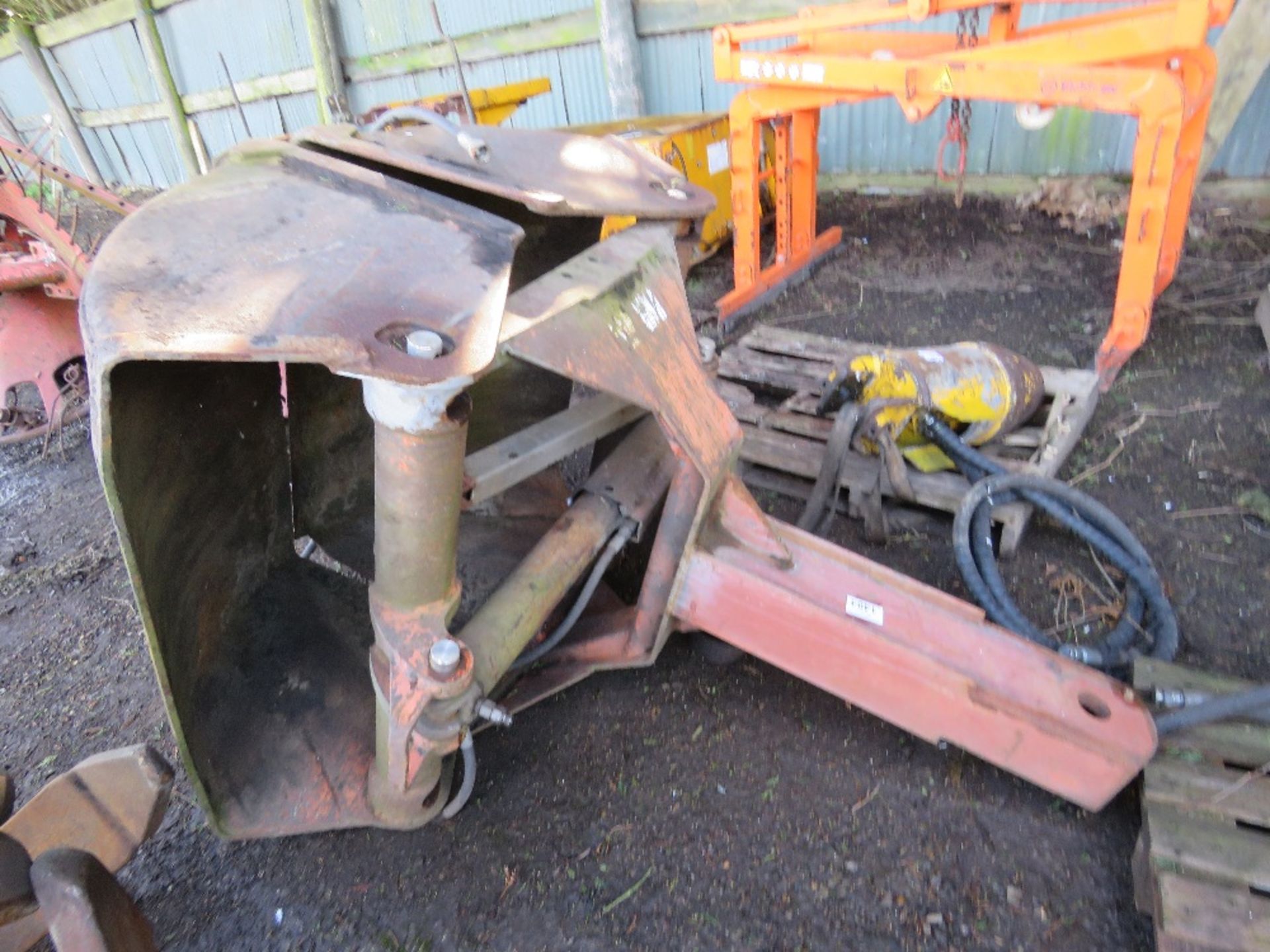 CLAMSHELL EXCAVATOR MOUNTED BUCKET 1 METRE WIDTH WITH 55MM TOP HANGING BRACKET PIN HOLE. . BEING SOL - Image 2 of 5