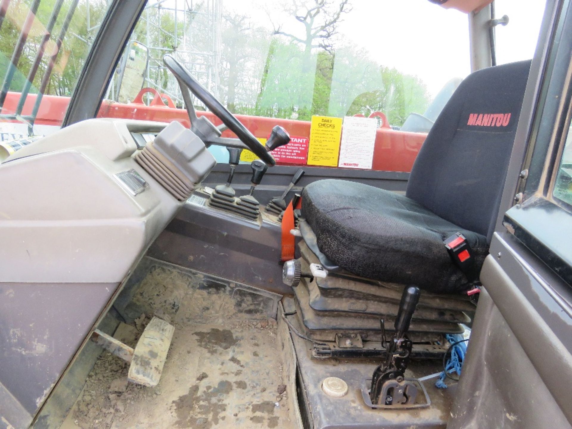 MANITOU 1435SL TELESCOPIC HANDLER REG:LU06 MRO (LOG BOOK TO APPLY FOR). 7965 REC HRS. YEAR 2006 BUIL - Image 8 of 14