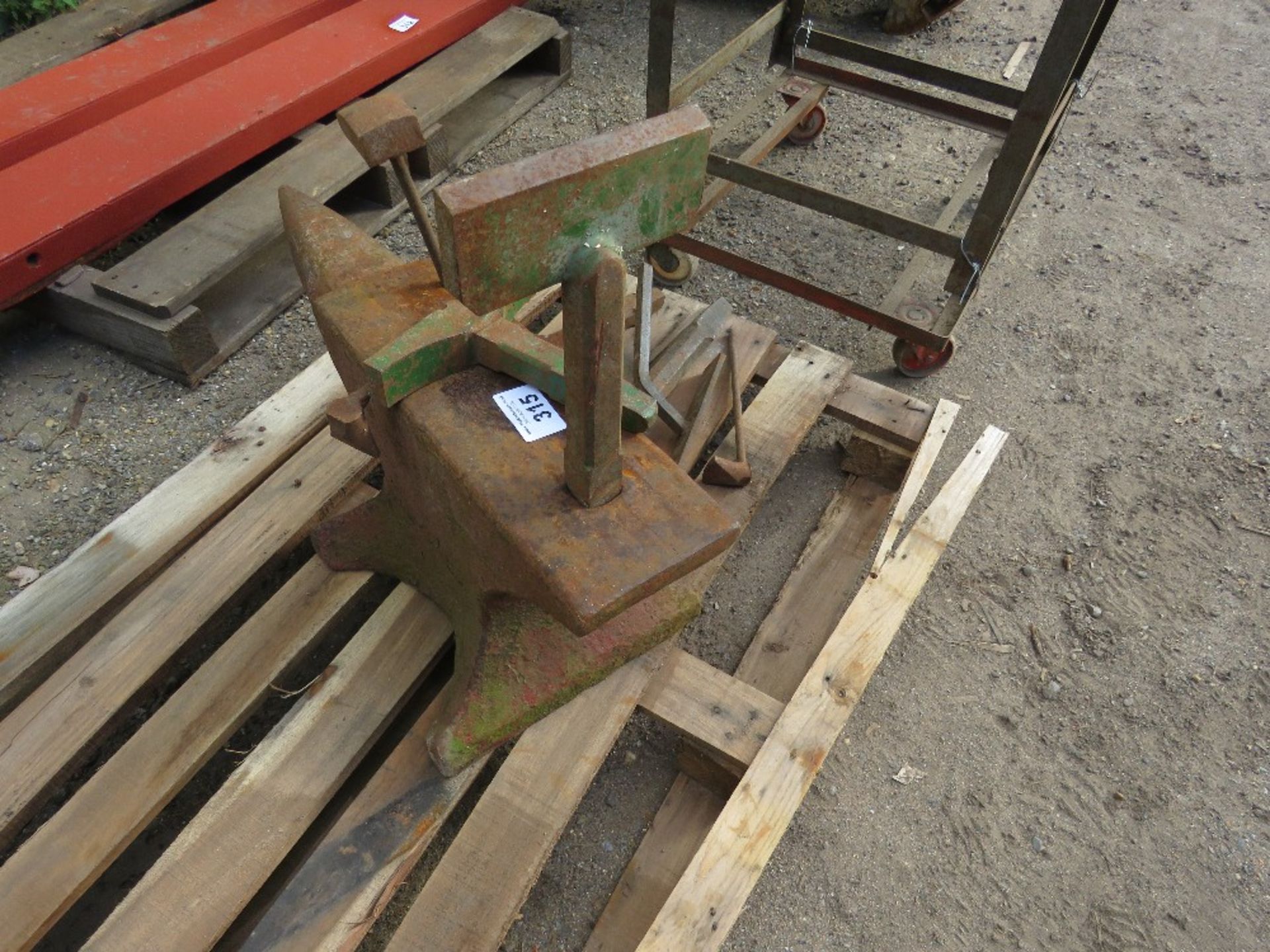 BLACKSMITH'S ANVIL, 70CM OVERALL LENGTH APPROX PLUS A RANGE OF TOOLING AS SHOWN.....THIS LOT IS SOLD - Bild 3 aus 6