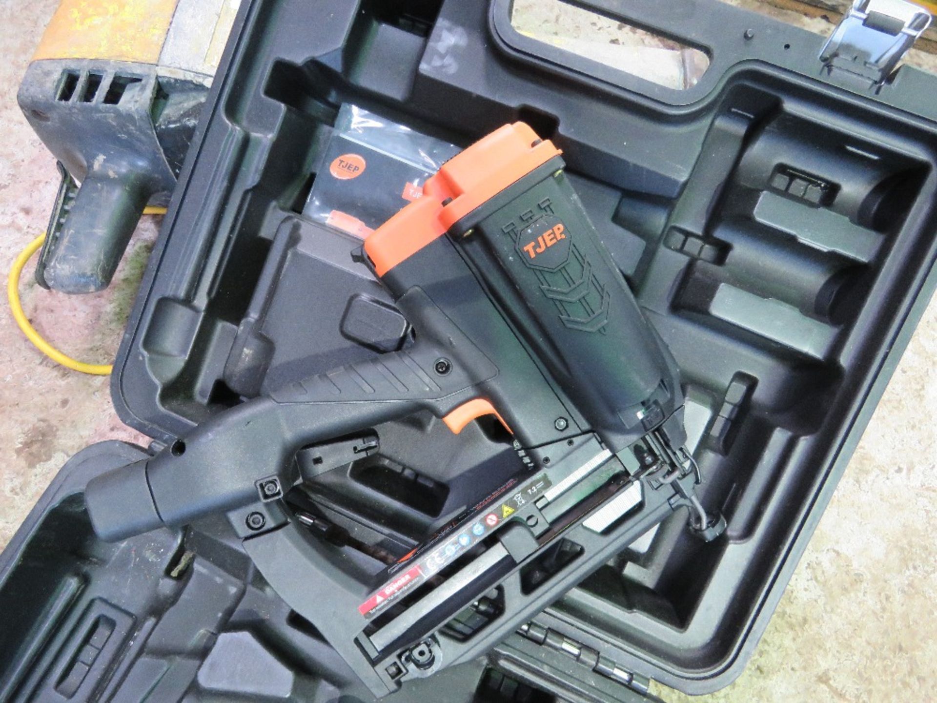 GAS NAILER GUN IN A CASE. - Image 2 of 4