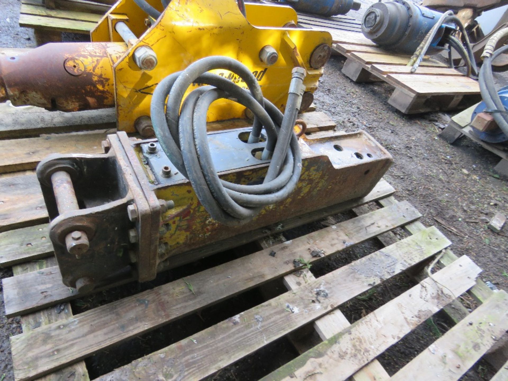 OKB EXCAVATOR MOUNTED BREAKER ON 30MM PINS TO SUIT 3-5 TONNE EXCAVATOR.