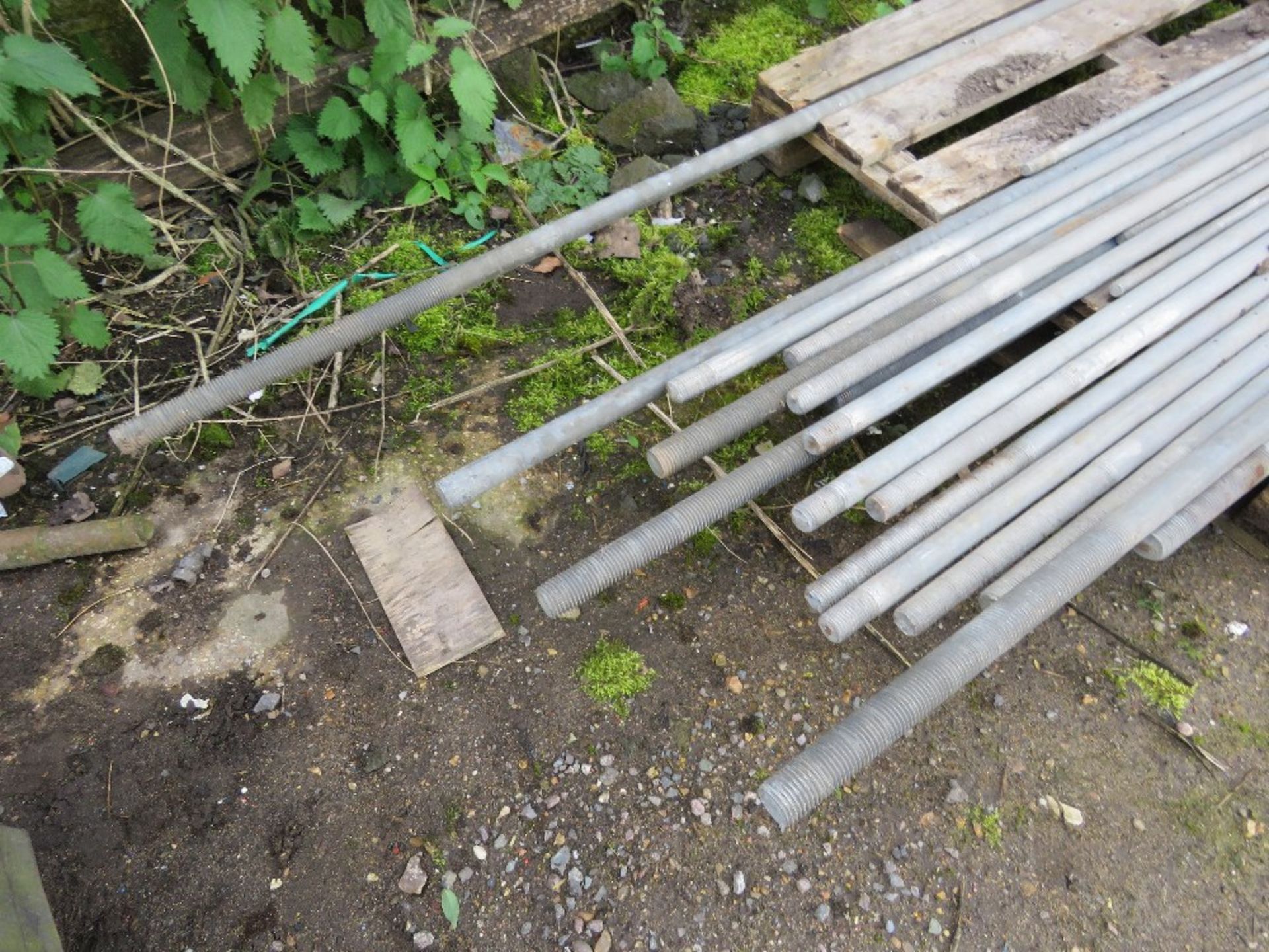 PALLET CONTAINING HEAVY DUTY GALVANISED STEEL RODS 4FT - 10FT APPROX.....THIS LOT IS SOLD UNDER THE - Image 4 of 5