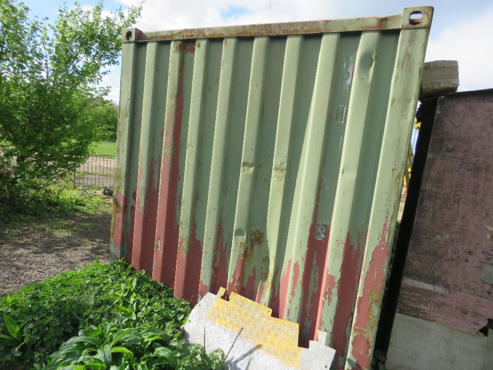 SECURE 20FT SHIPPING CONTAINER WITH LOCKBOX. UNLOCKED AND EMPTY. APPEARED SOUND AND DRY. BEING SOLD - Image 6 of 7