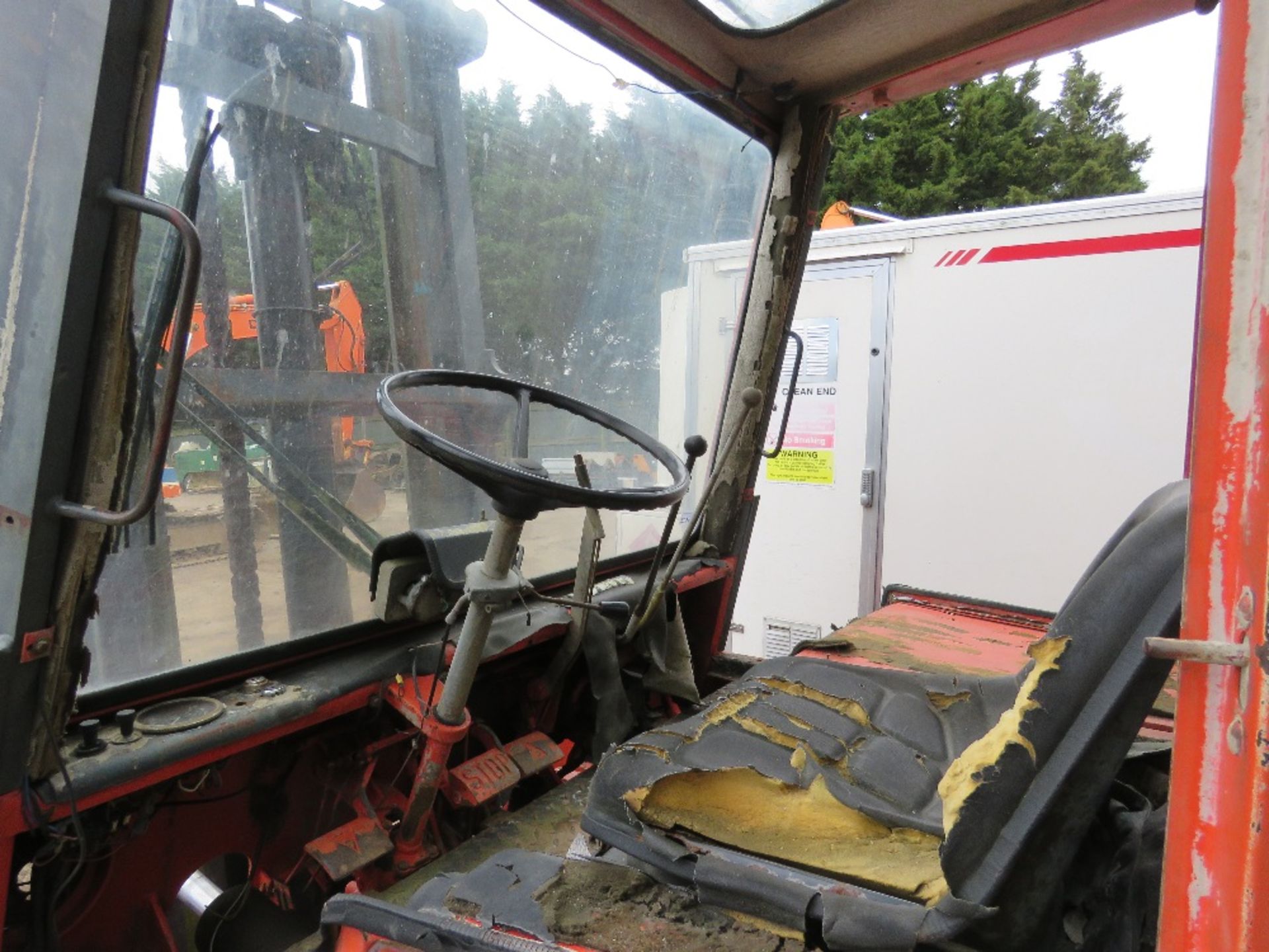 LINDE 6 TONNE DIESEL ENGINED FORKLIFT TRUCK WITH 7FT TINES FITTED. WHEN TESTED WAS SEEN TO RUN, DRIV - Image 5 of 12