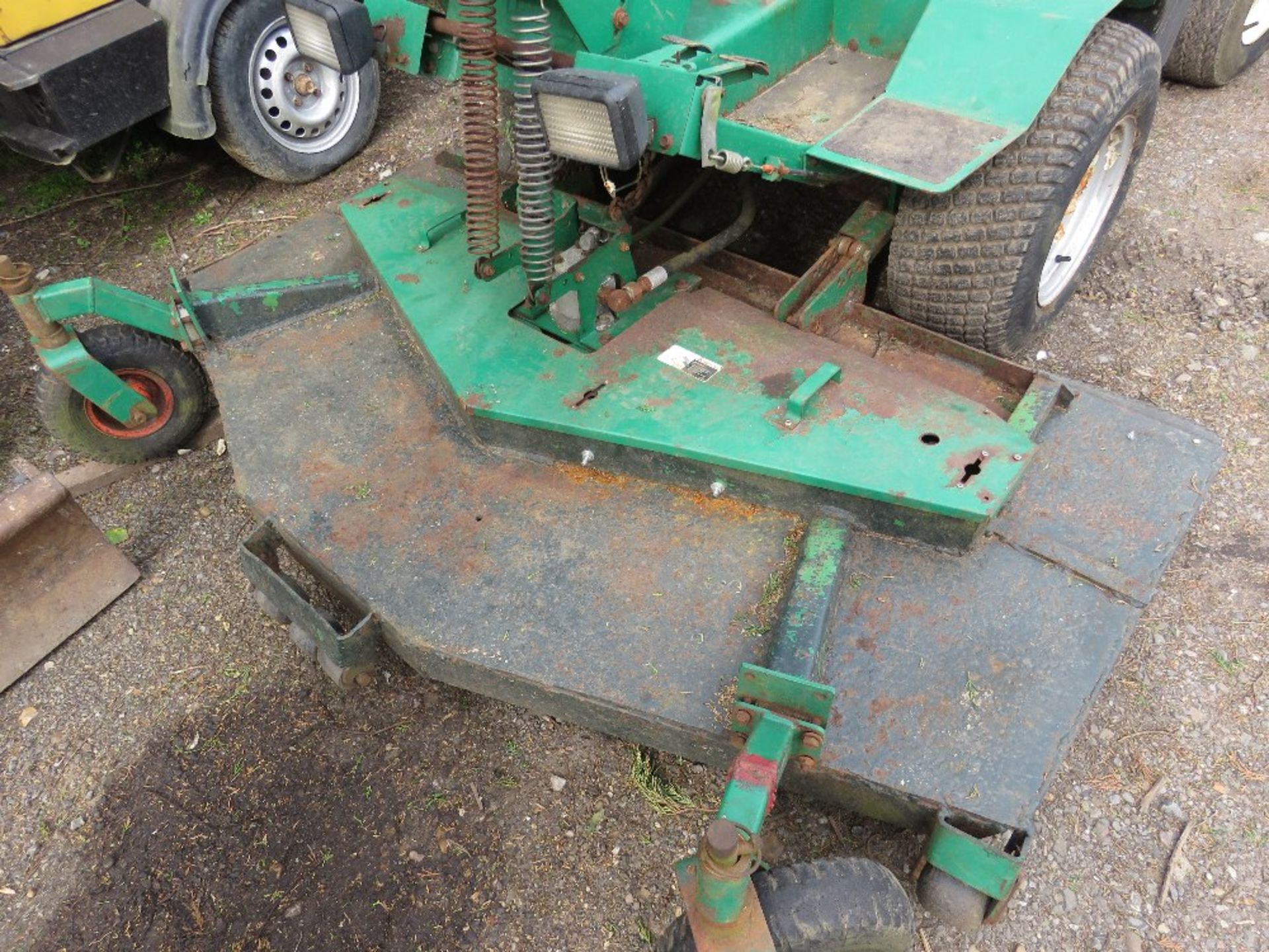 RANSOMES FRONTLINE 728D OUTFRONT RIDE ON MOWER. 4WD. 6FT CUT APPROX. WHEN TESTED WAS SEEN TO RUN AND - Image 2 of 8