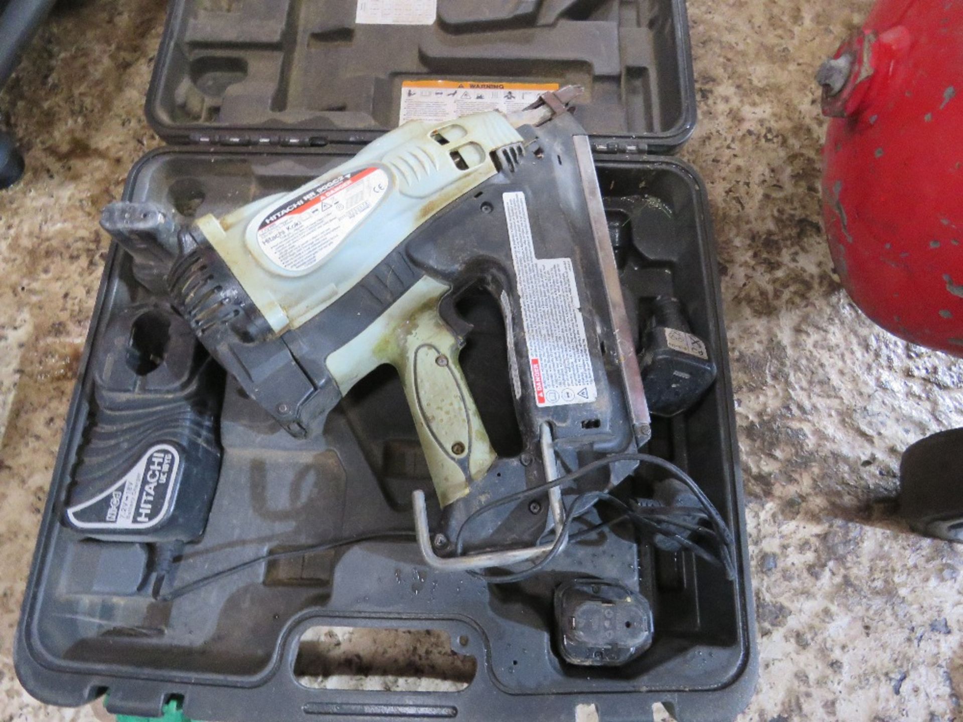 HITACHI NAIL GUN IN A CASE. - Bild 2 aus 3