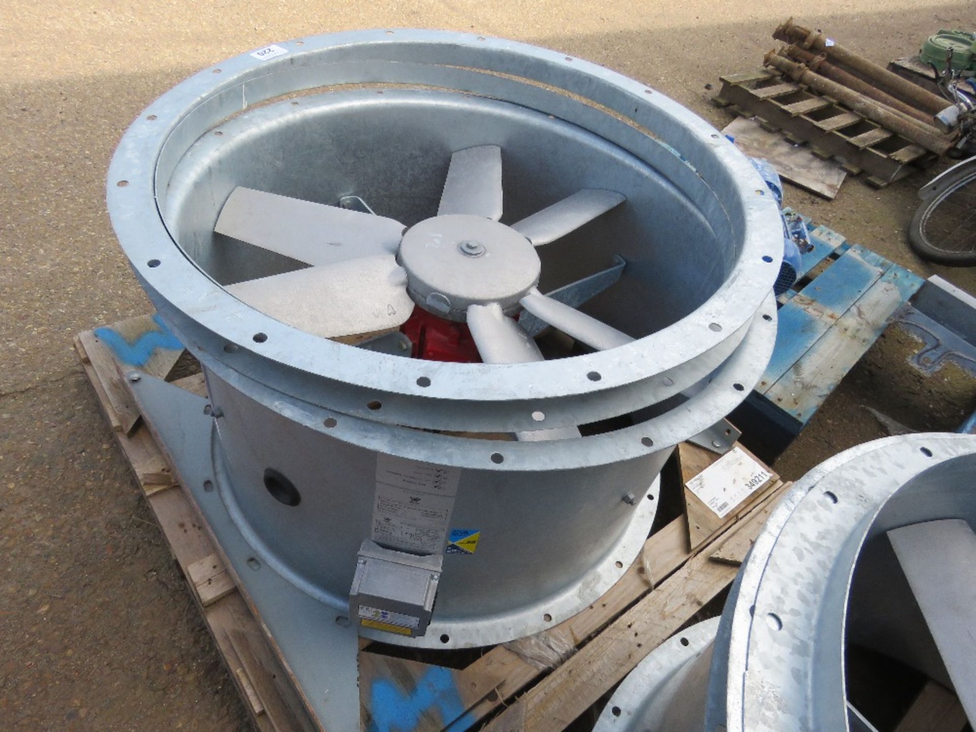 LARGE SIZED EXTRACTOR FAN, SOURCED FROM COMPANY LIQUIDATION. - Bild 2 aus 4