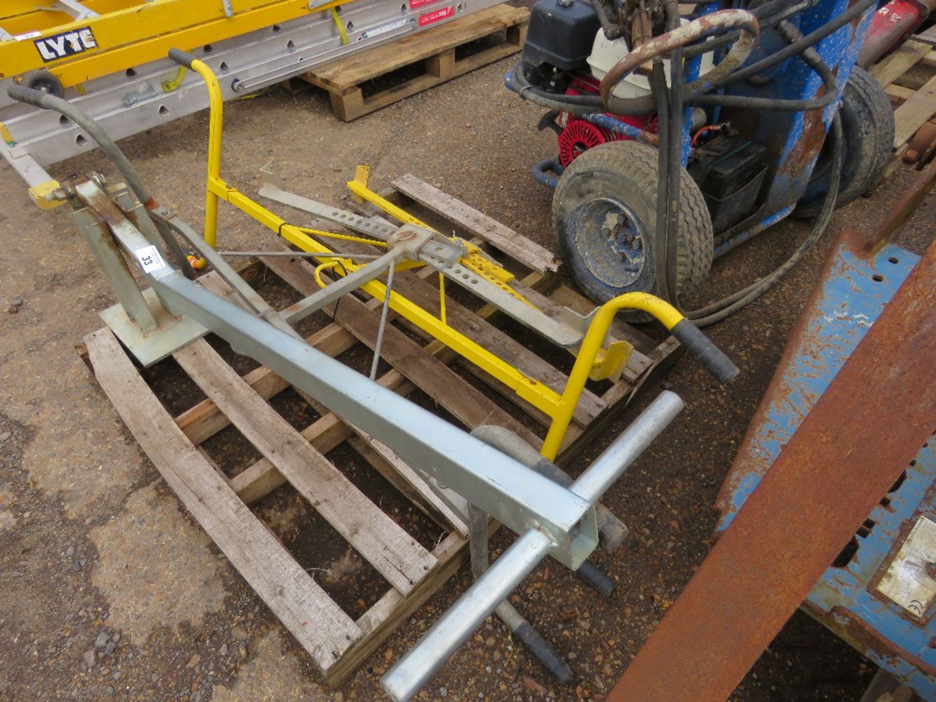 2 X KERB LIFTING TONGS AND A MANHOLE LIFTER UNIT. SOURCED FROM COMPANY LIQUIDATION.....THIS LOT IS S - Image 2 of 4