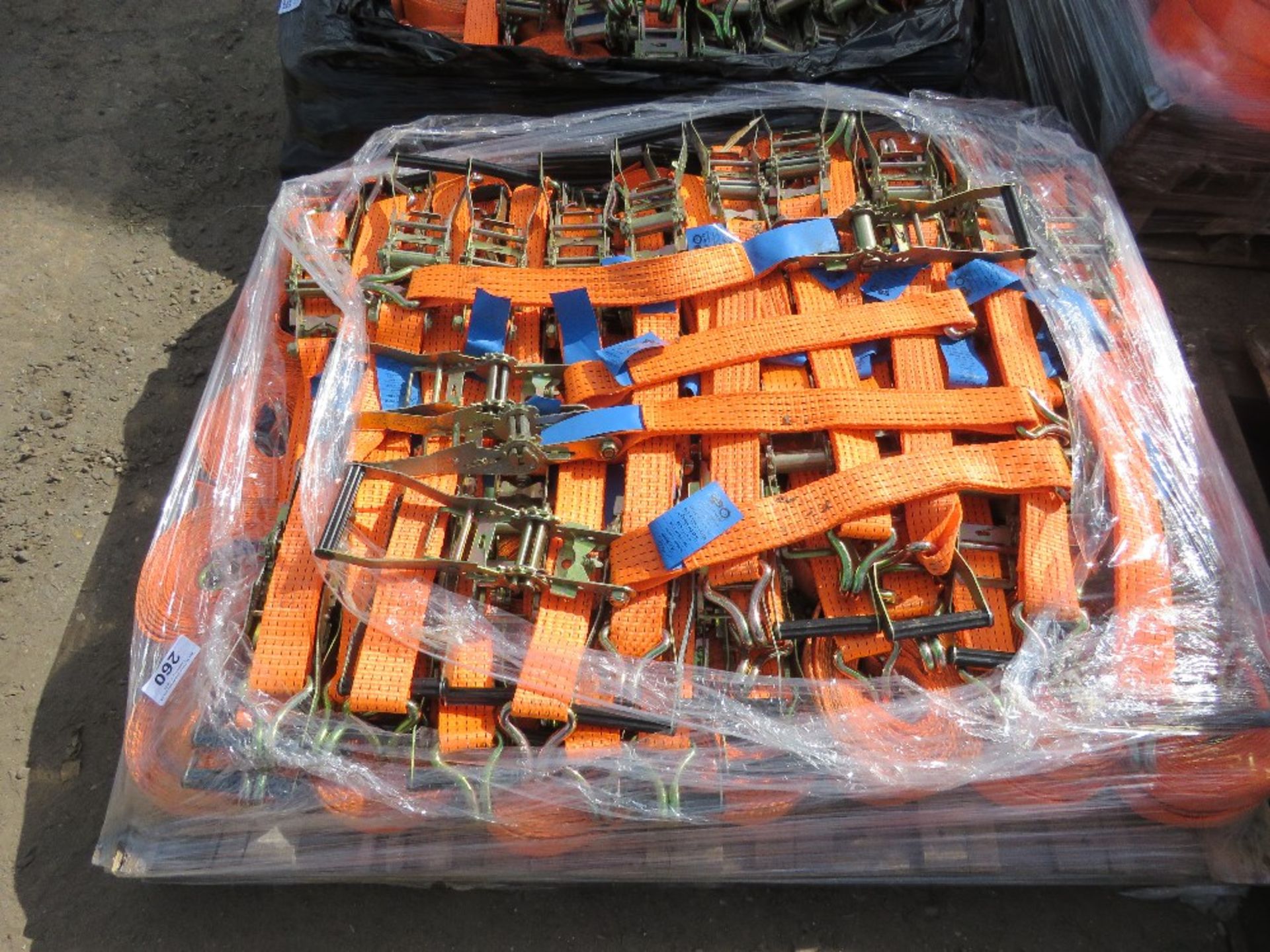 PALLET CONTAINING 50NO LITTLE USED HEAVY DUTY RATCHET STRAPS, 5 TONNE RATED 6.5M LENGTH.....THIS LOT - Image 2 of 3