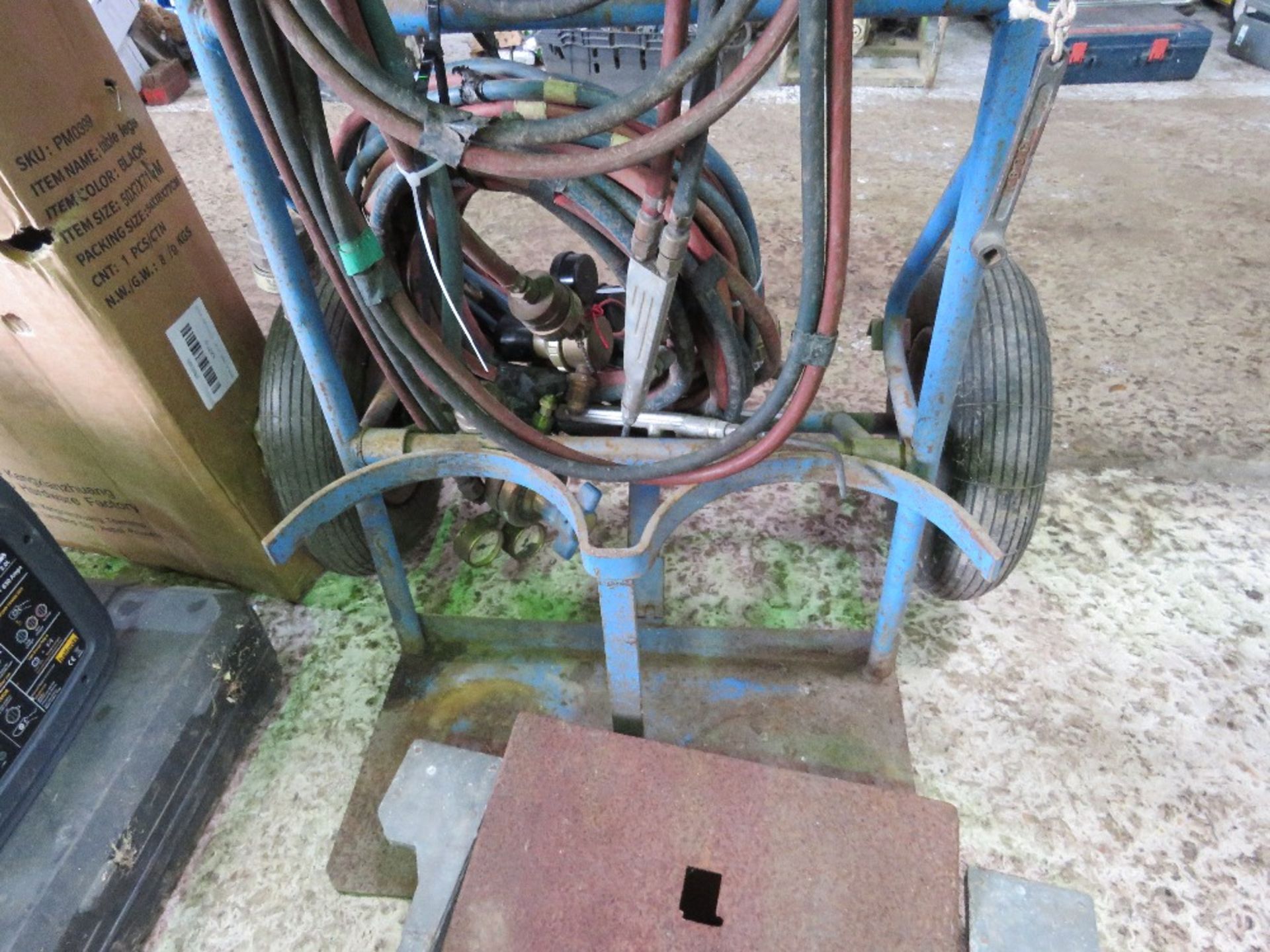 2 X SETS OF OXY-ACETELENE GAS HOSES PLUS A BARROW.....THIS LOT IS SOLD UNDER THE AUCTIONEERS MARGIN - Image 4 of 7