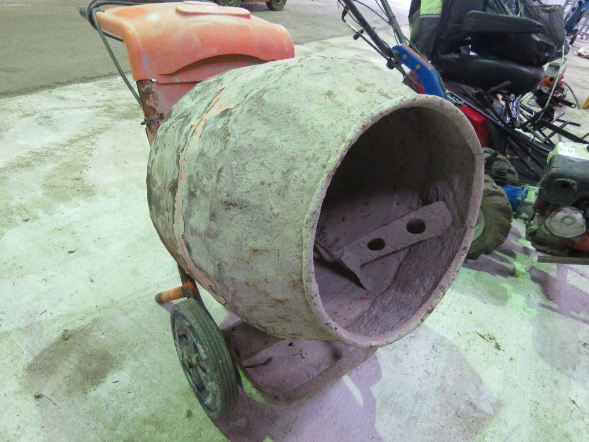 BELLE MINI MIX 150 110VOLT POWERED CEMENT MIXER. - Image 3 of 4