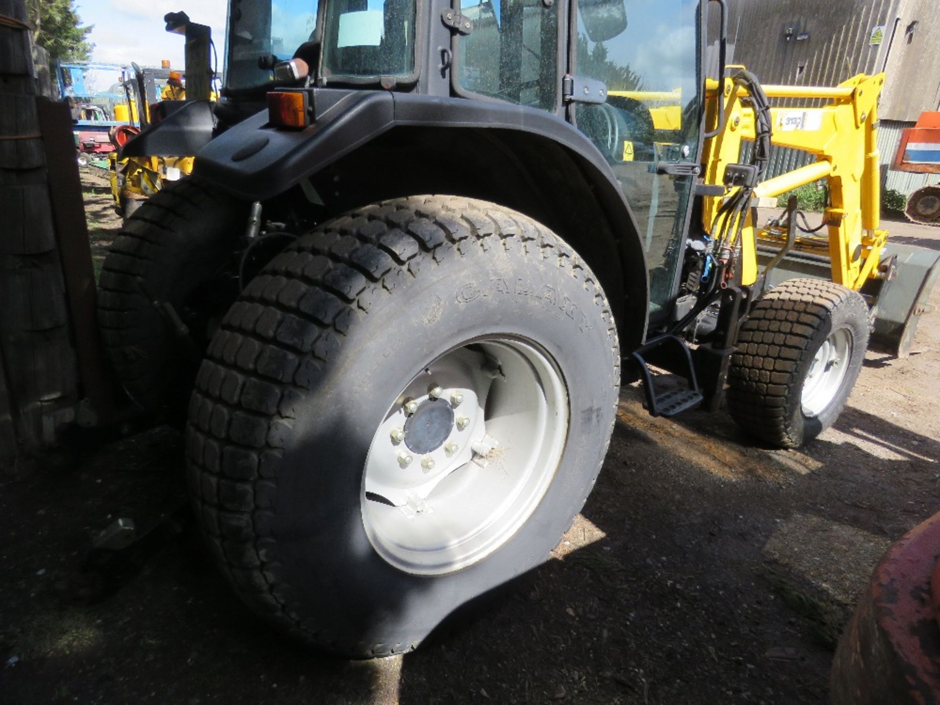 JCB 354 4WD 50HP TRACTOR WITH POWER LOADER ON GRASS TYRES REG:LF57 FSY. YEAR 2008 APPROX WITH V5. 1 - Image 9 of 25