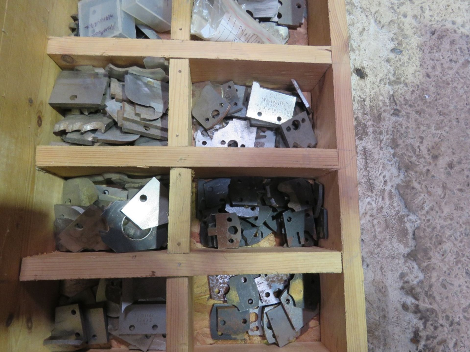 BOX OF ASSORTED SPINDLE MOULDER TOOLING ETC AS SHOWN. ....THIS LOT IS SOLD UNDER THE AUCTIONEERS MAR - Image 3 of 6