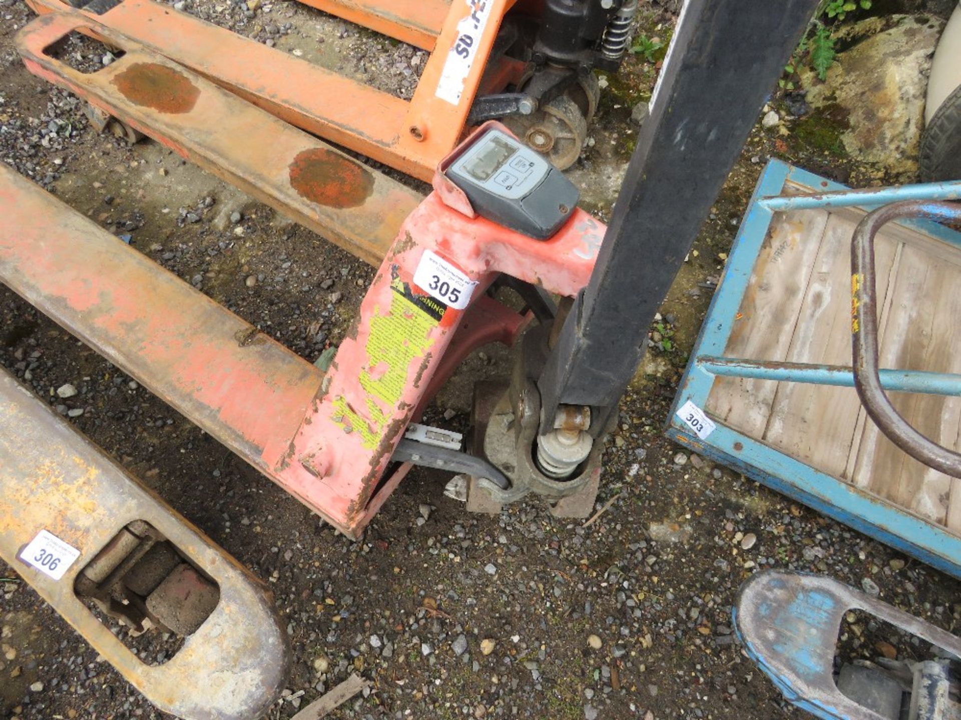 HYDRAULIC PALLET TRUCK.....THIS LOT IS SOLD UNDER THE AUCTIONEERS MARGIN SCHEME, THEREFORE NO VAT WI