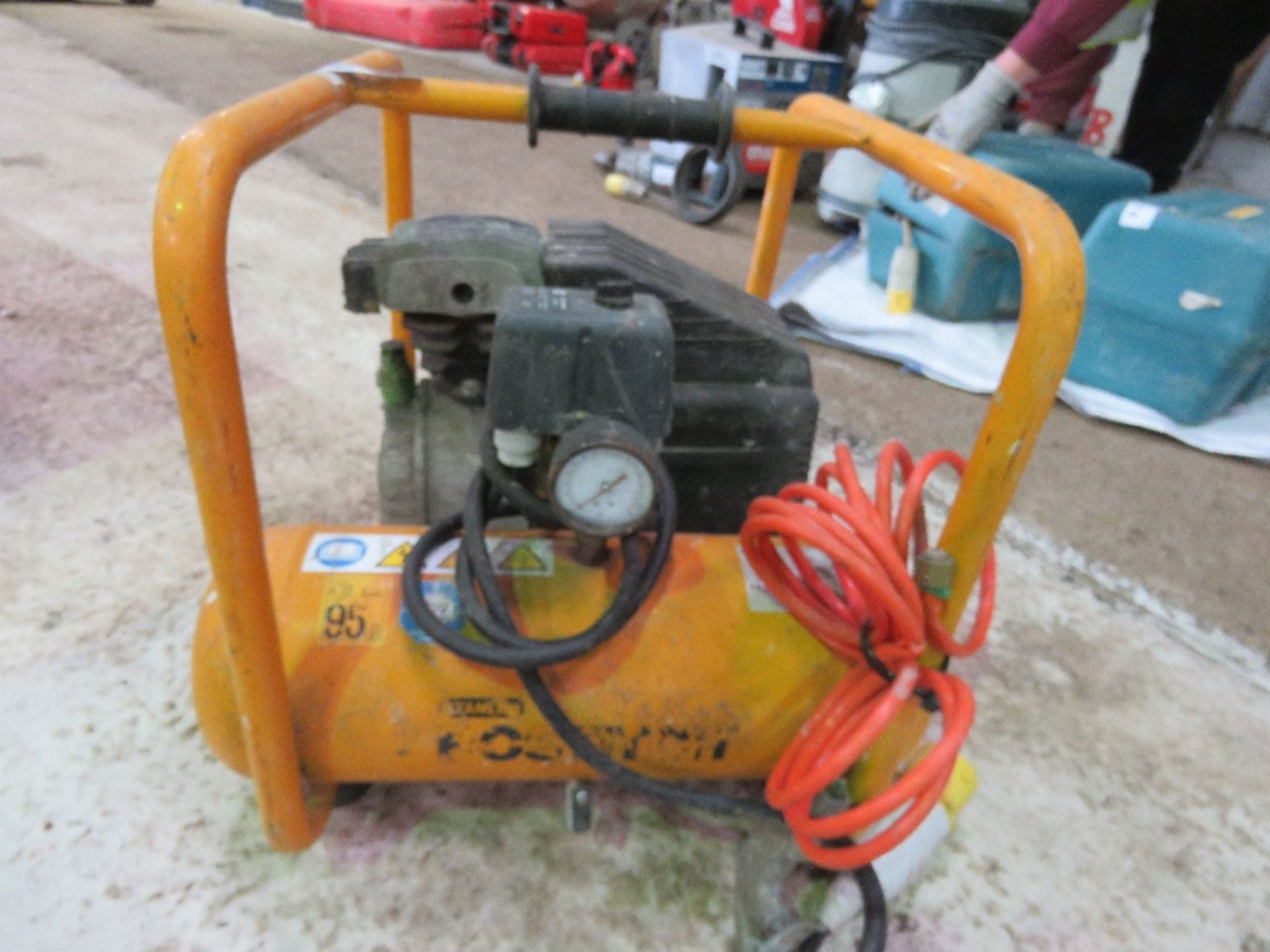 SMALL SIZED 110VOLT COMPRESSOR.....THIS LOT IS SOLD UNDER THE AUCTIONEERS MARGIN SCHEME, THEREFORE N - Image 4 of 4