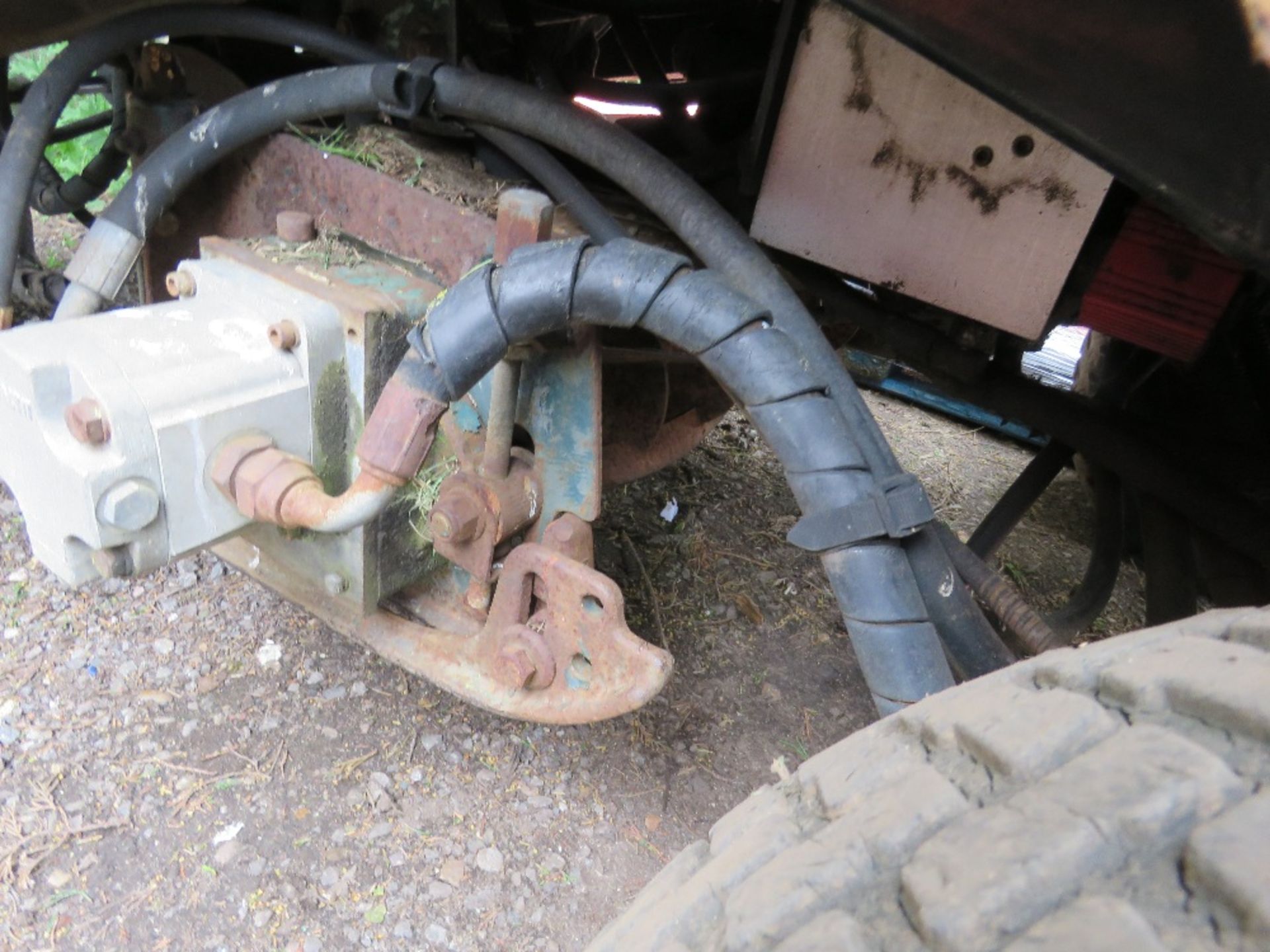 BEAVER T24 4WD RIDE ON TRIPLE MOWER. WHEN TESTED WAS SEEN TO RUN, DRIVE AND MOWERS ENGAED (ONE CUTTE - Image 4 of 9