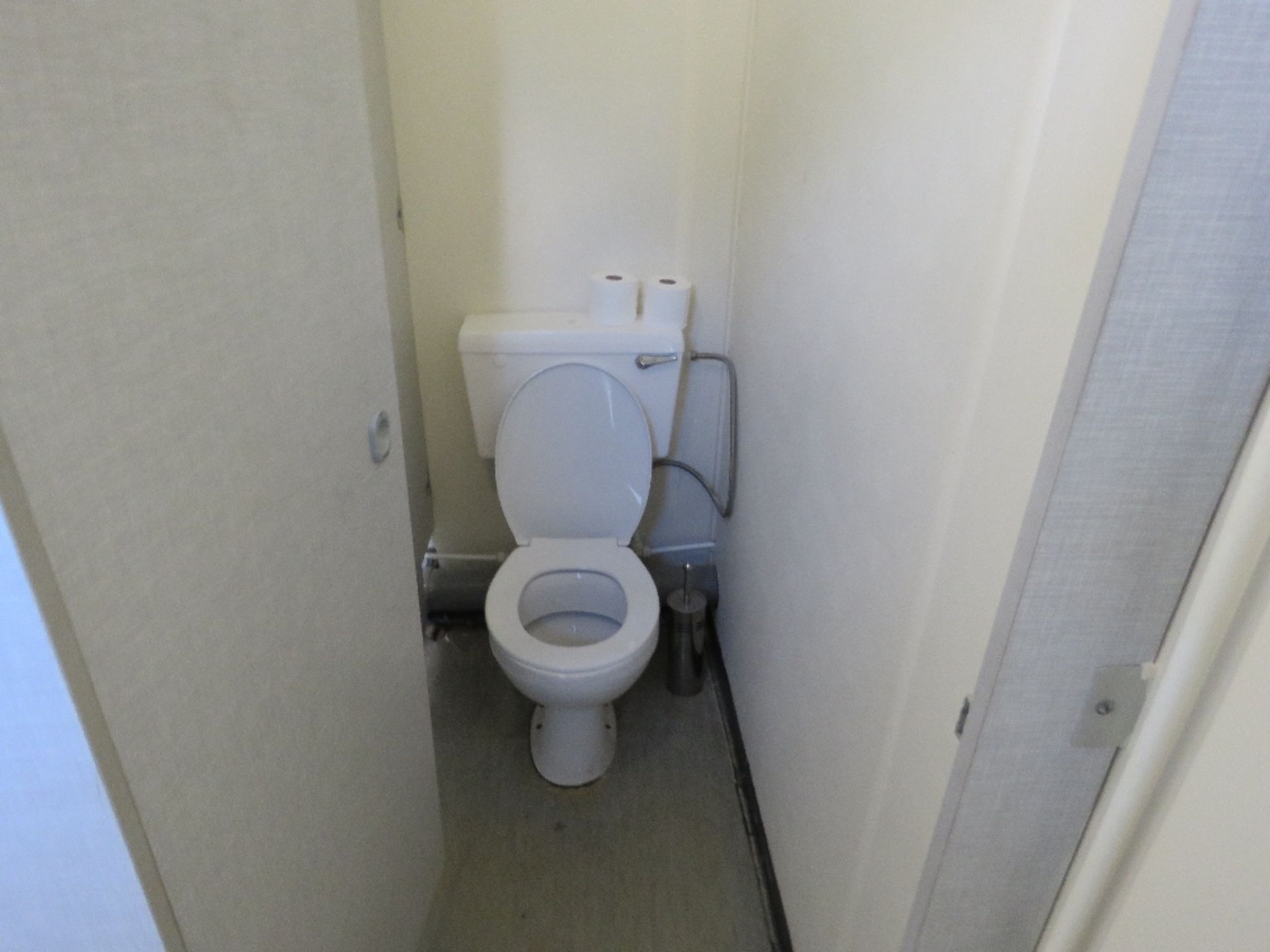 PORTABLE JACKLEG TOILET BLOCK 12FT X 10FT (INCLUDING JACKLEGS) APPROX INCLUDING PLASTIC TANK UNDERNE - Image 7 of 12